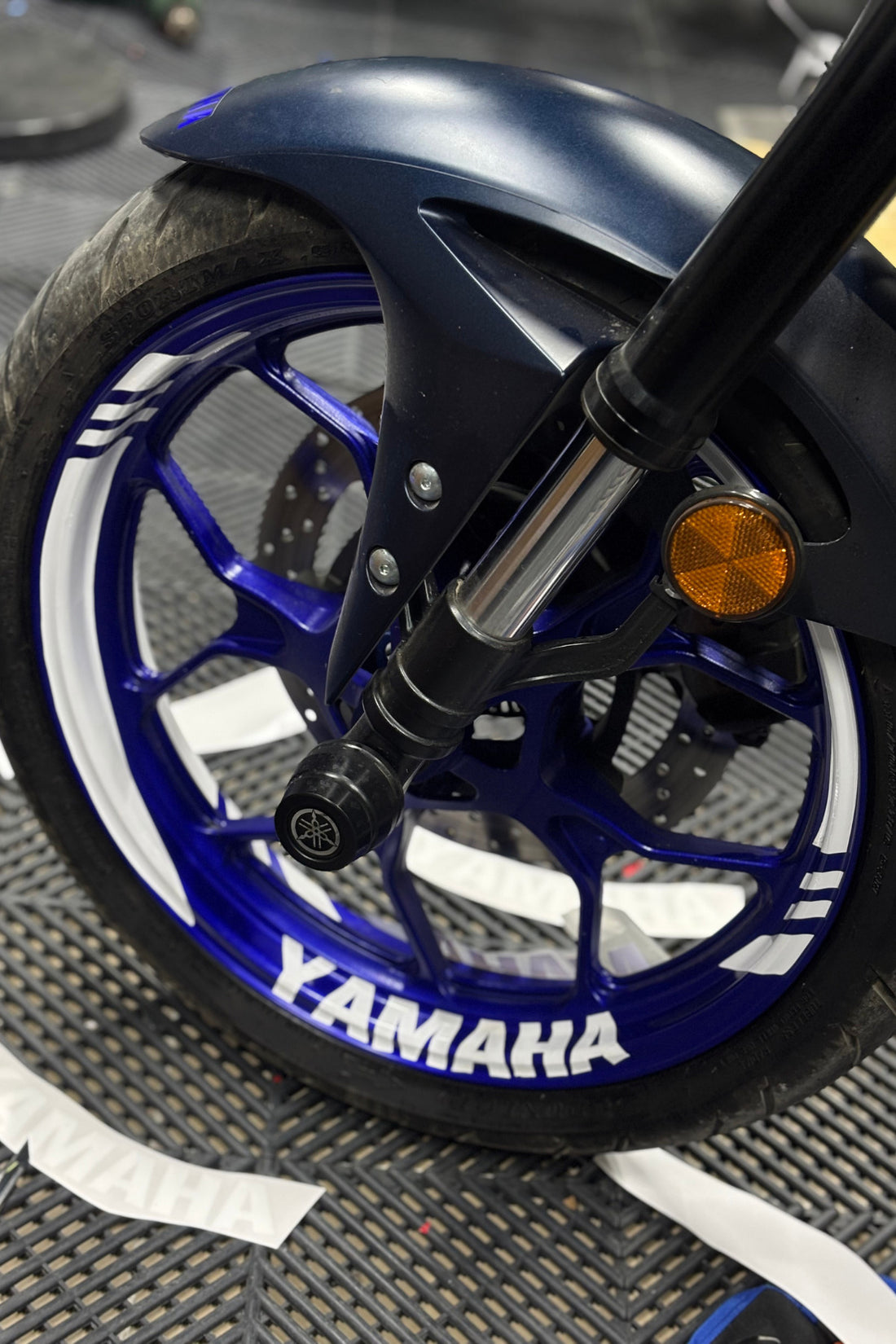 Yamaha Motor Grubu için Beyaz Renk Kalın Kesikli 16 Parça Yamaha Yazılı Jant Şeridi