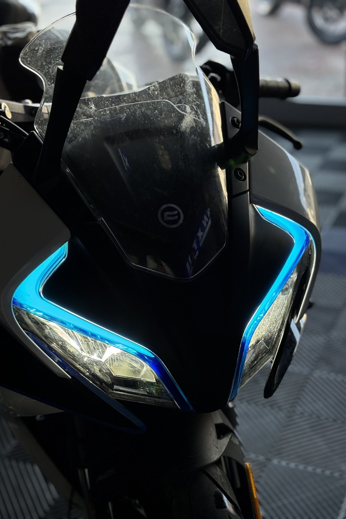 CFMOTO 250SR 2026 Model için Far Tasarım Gündüz Ledi Far Filmi Sticker Seti