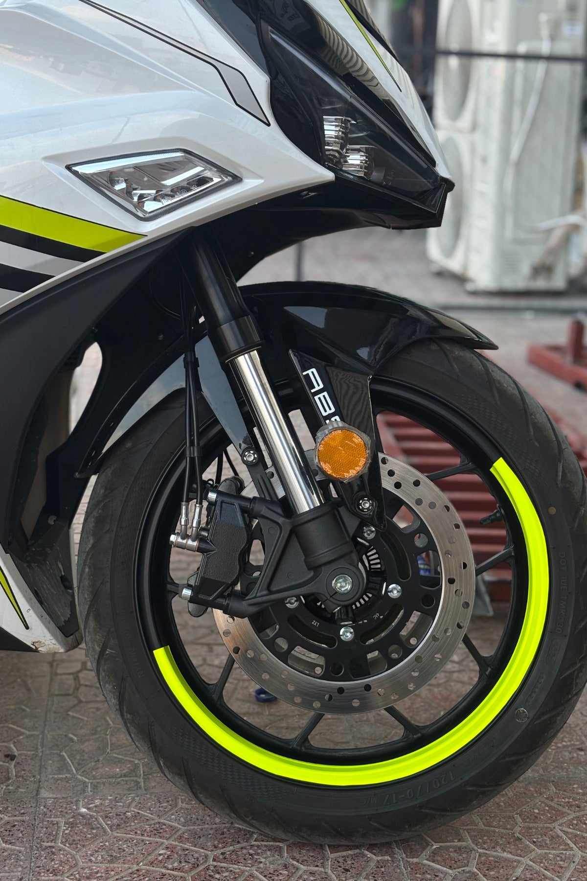 Motosiklet 17 Inch Jantlar için Uyumlu Neon Sarı Yarım Jant Şeridi Sticker (4 Parça)