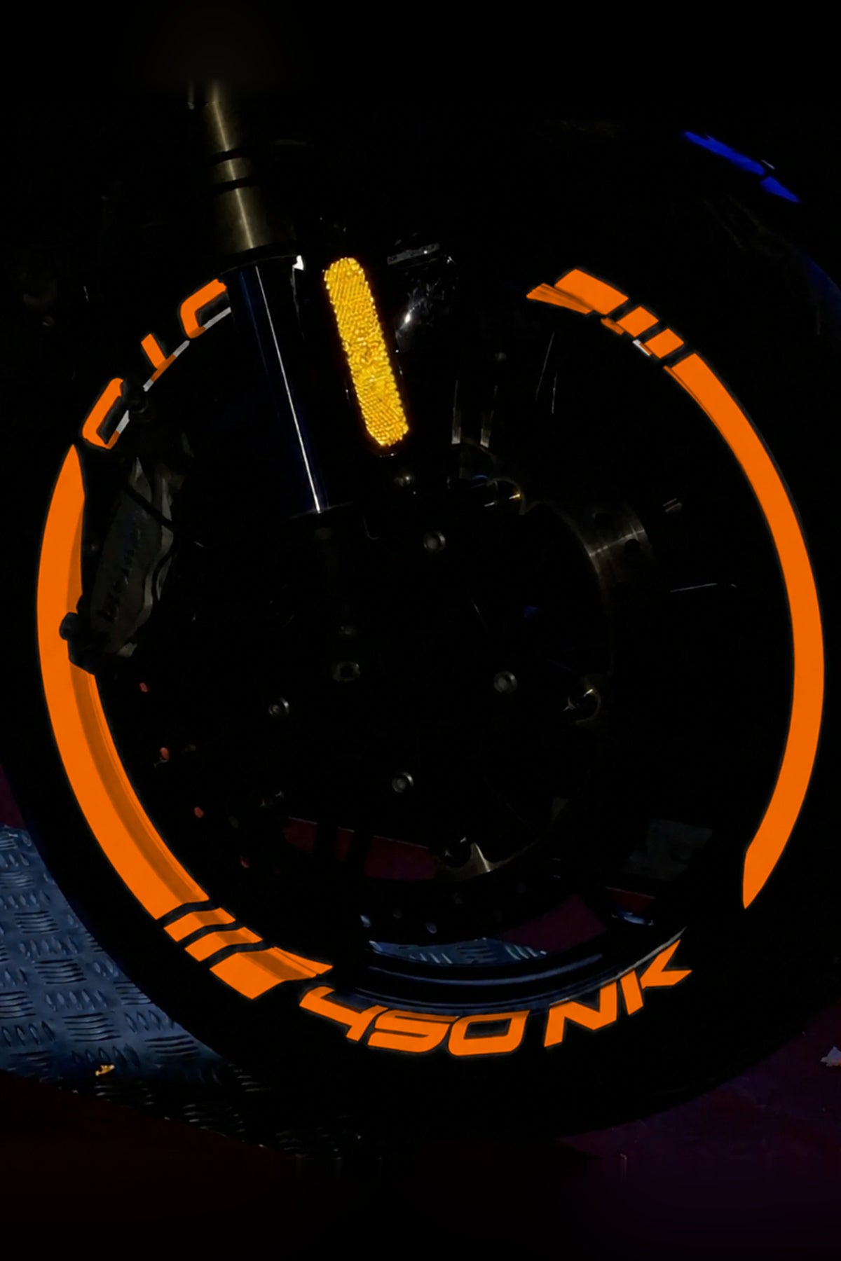 CFMOTO NK450 için Reflektörlü Kalın Kesikli + Yazılı Jant Şeridi Sticker Seti (Ön-Arka Tam Yeter)