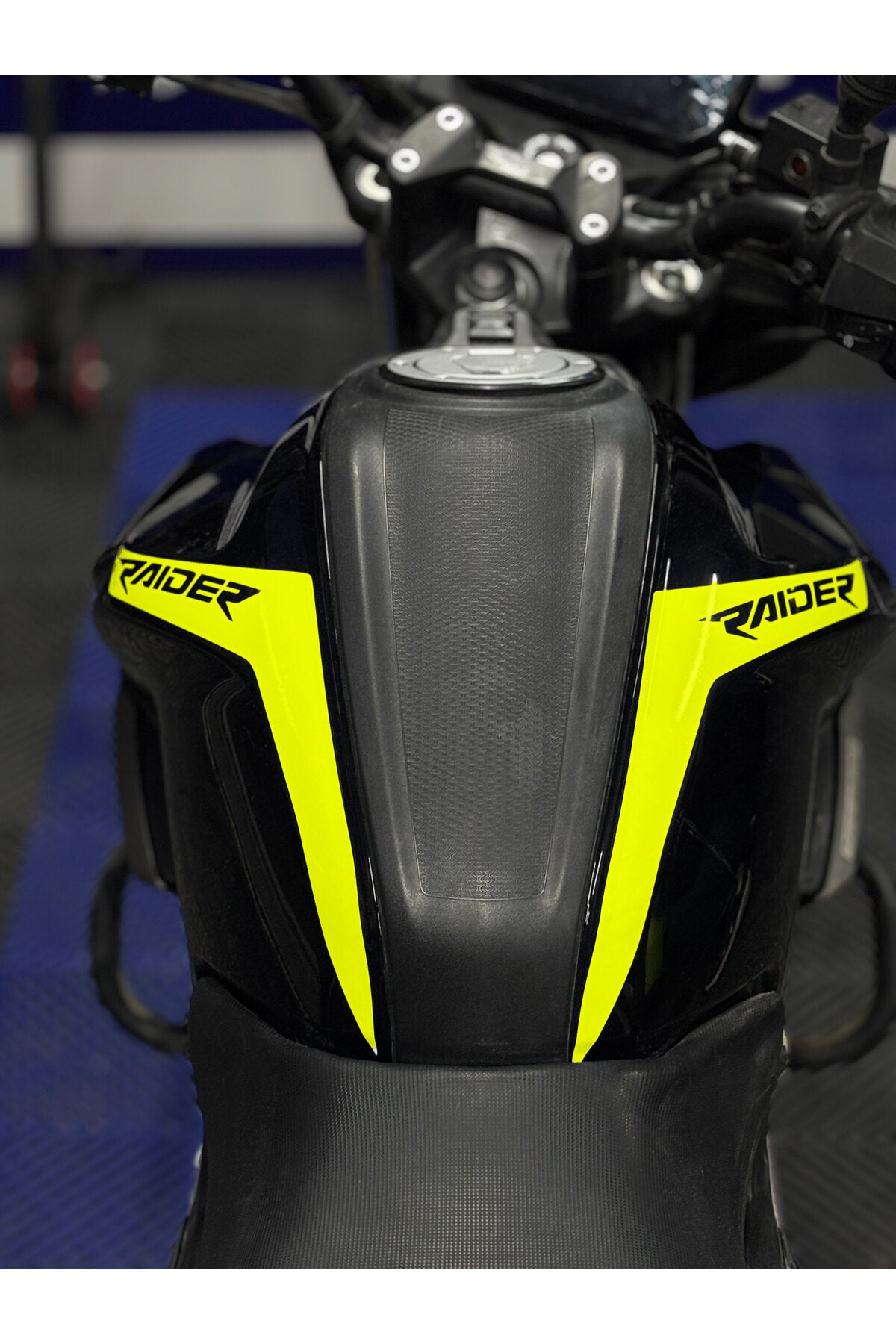 TVS Raider 125 için Raider Yazılı Depo Kordon sticker Etiket (Sağ ve Sol)