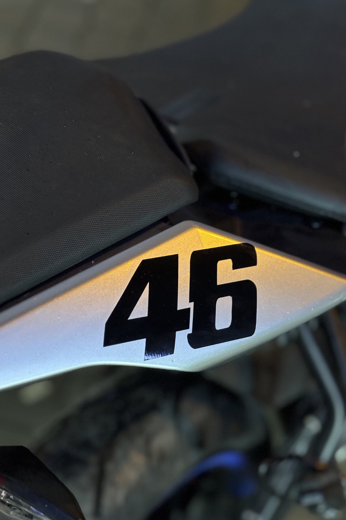 Motor-Araba-Kask için Siyah Renk 46 Yazı-Logo-Numeratör Sticker Etiket (12CMx6CM)(1 Adet)