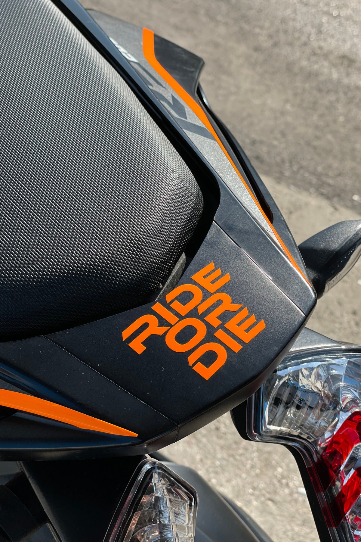 Vizör-Kask-Motor için Orafol Neon Turuncu Ride Or Die Sticker Etiket (1 Adet)