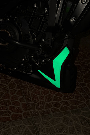 Bajaj Dominar 250/400 için Reflektörlü Sakal Sticker Etiket (Sağ ve Sol)