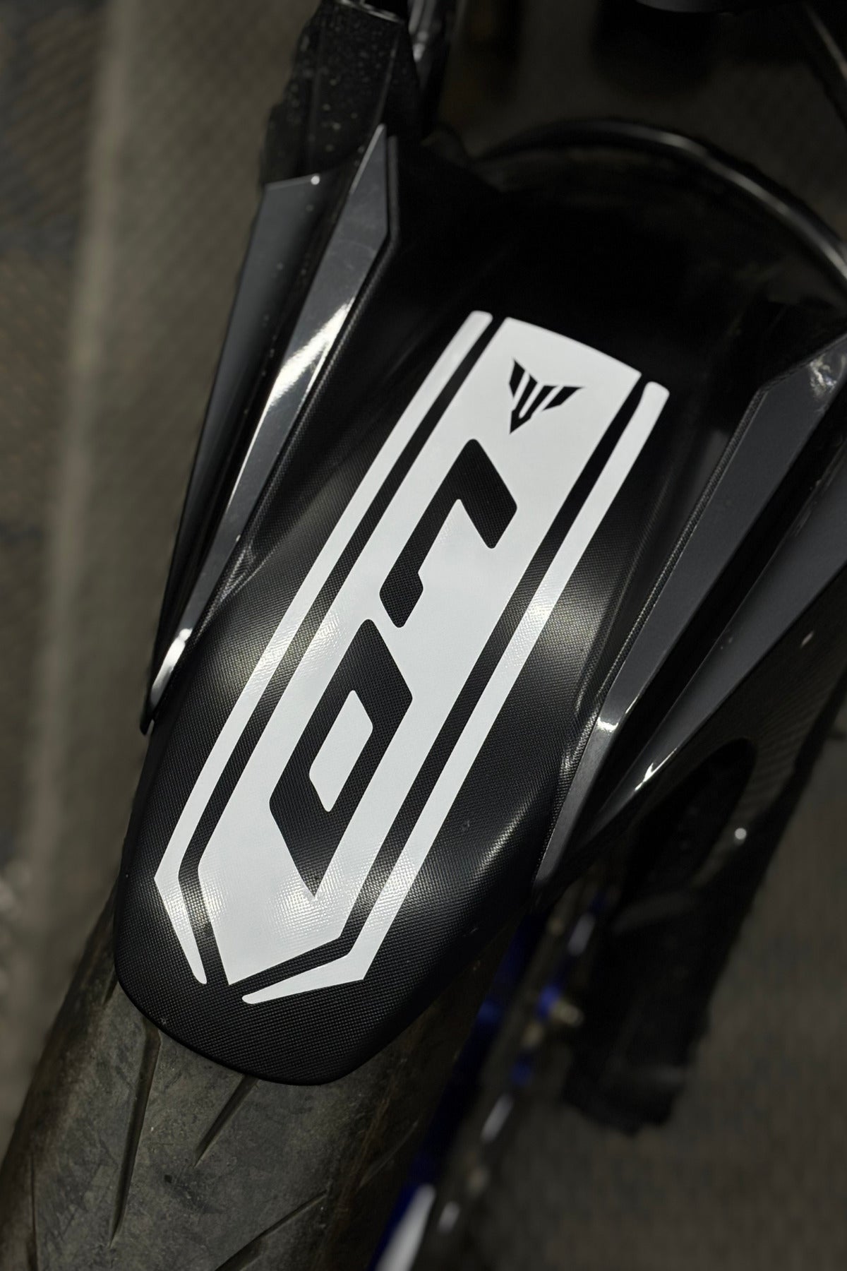 Yamaha MT-07 için Beyaz Renk Çamurluk Sticker Etiket