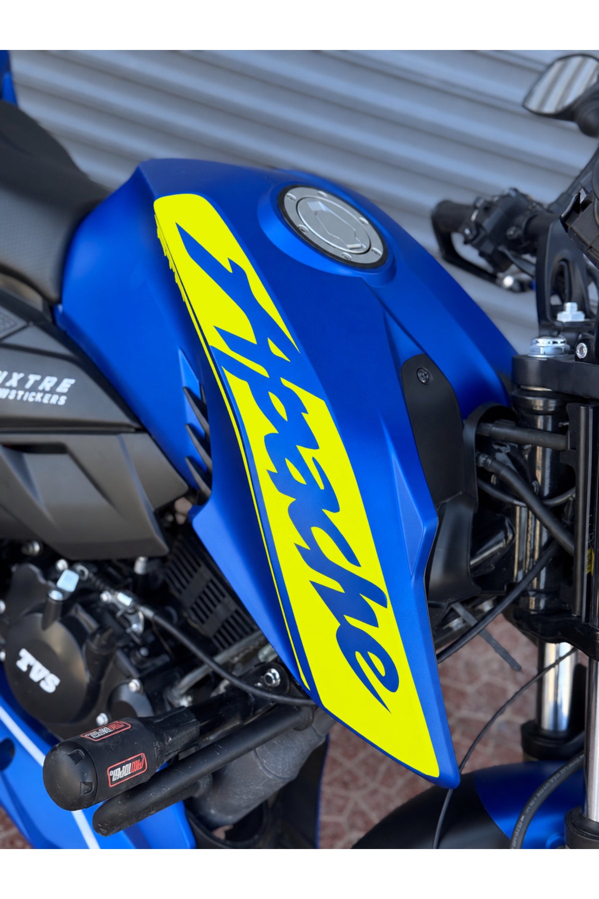 TVS Apache RTR için Yan Grenaj Apache Yazılı Kaplama Sticker Etiket (Sağ ve Sol)