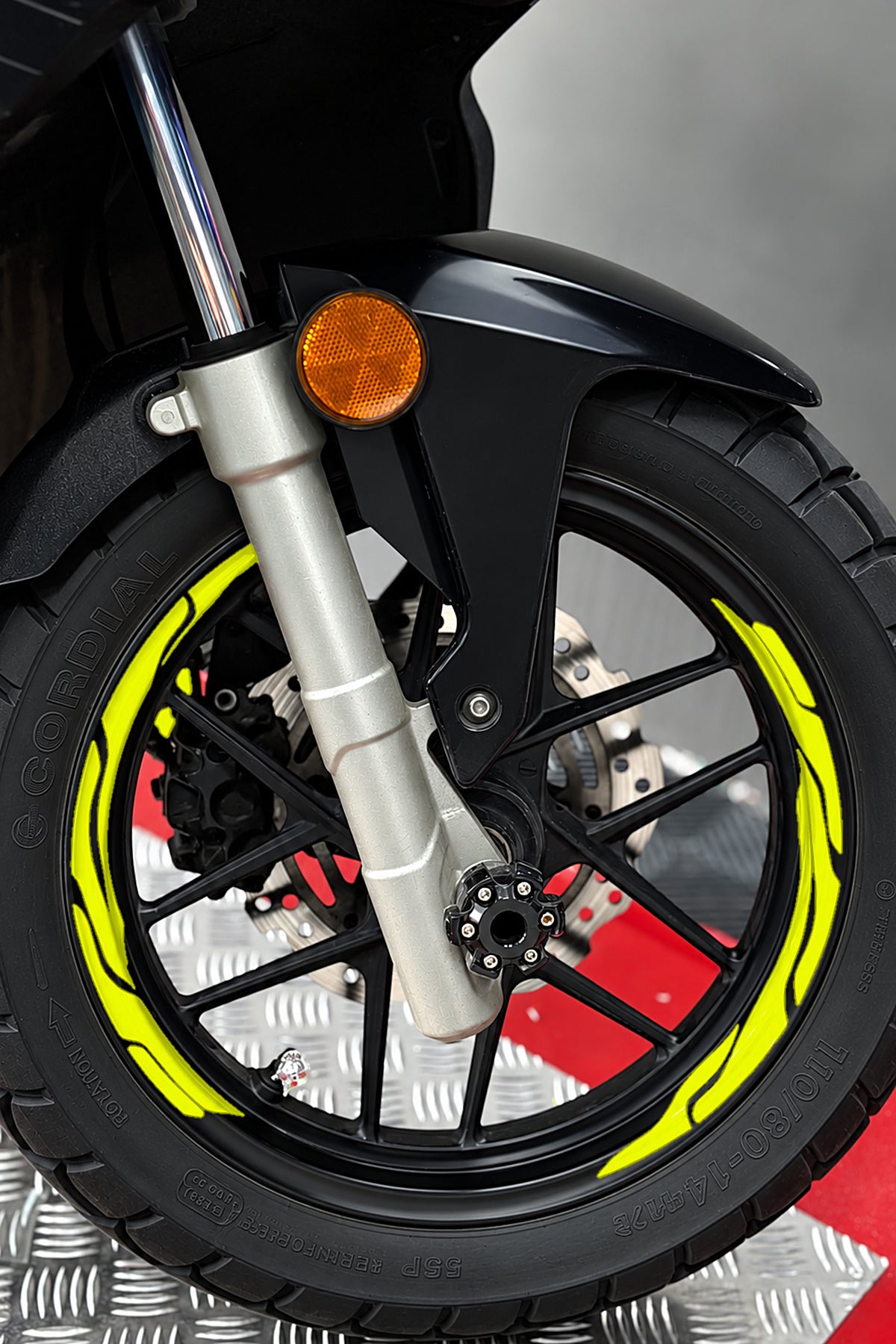 Scooter Grubu için 13-14-15 Jant Uyumlu Kesikli V2 Jant Şeridi Sticker Seti (Ön-Arka Tam Yeterli)