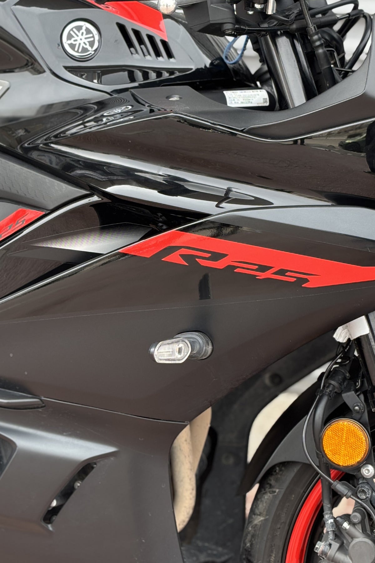 Yamaha R25 için Orijinal Sticker Sağ ve Sol (Orijinal ile Tam Birebir Ölçülüdür)(2019-2024)