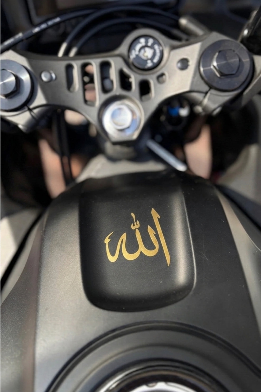 Motosiklet Ön Depo önü ve Grenajlara Uyumlu Arapça Mat Gold Allah Yazı Sticker Etiket (5CM)