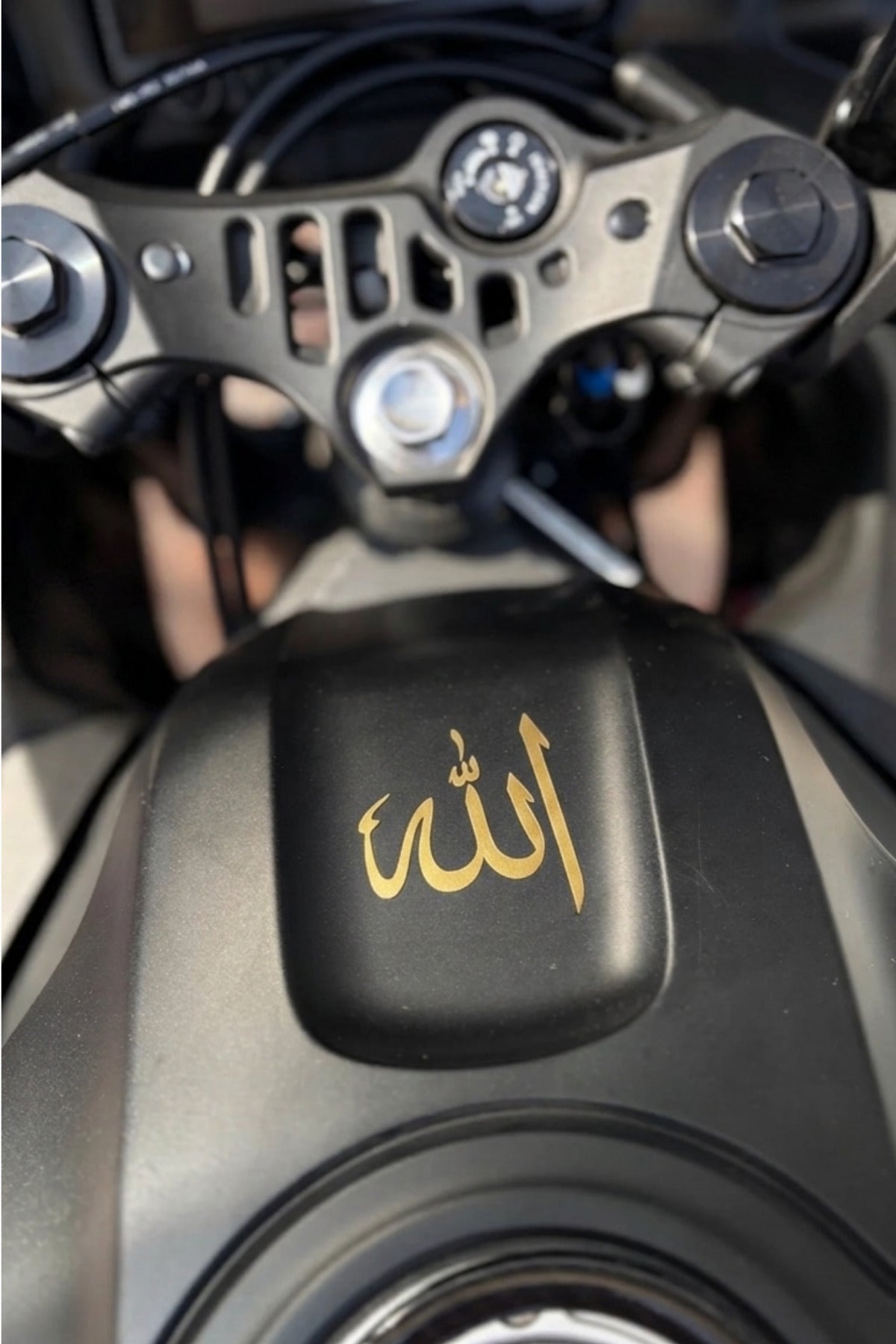 Motosiklet Ön Depo önü ve Grenajlara Uyumlu Arapça Mat Gold Allah Yazı Sticker Etiket (5CM)
