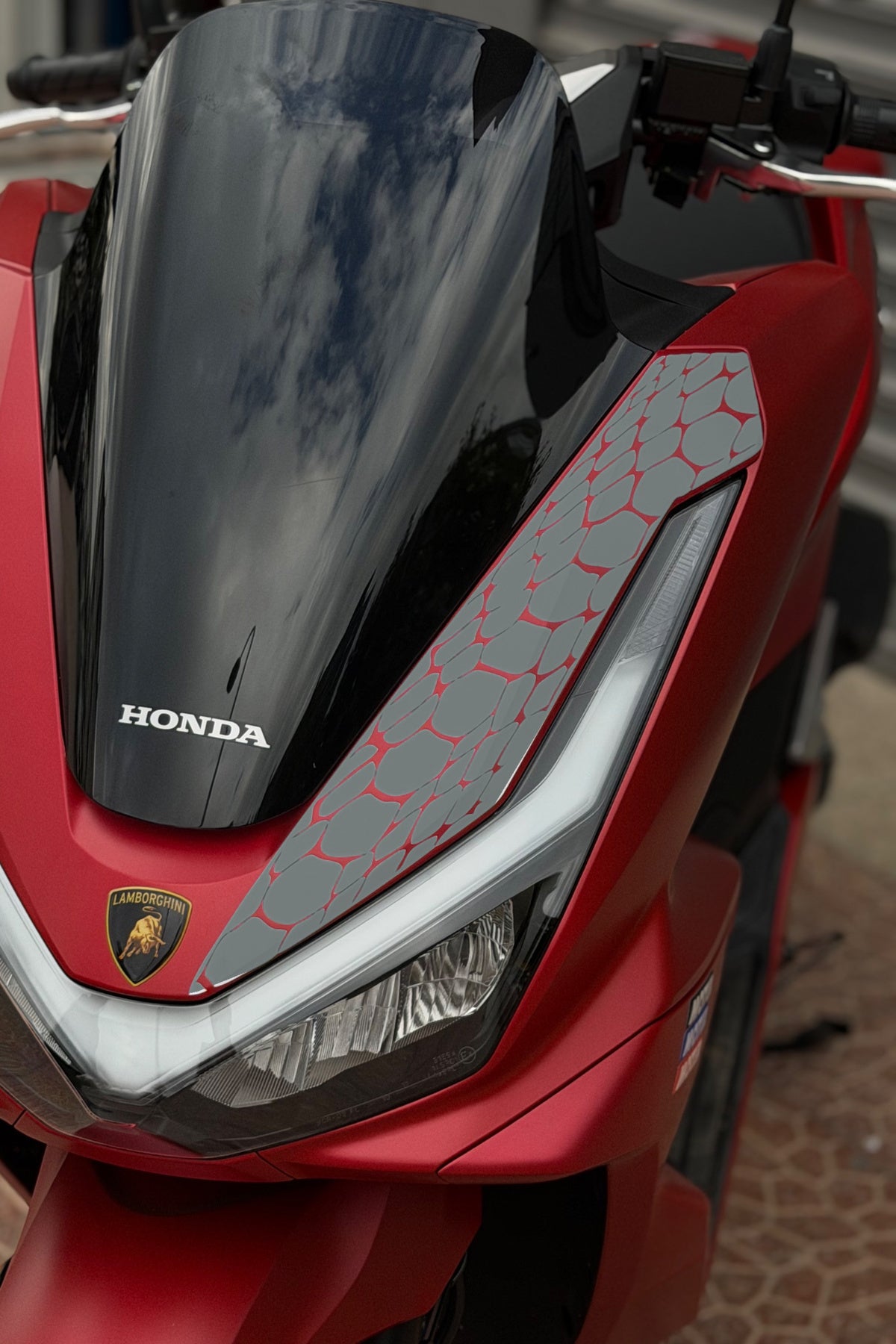 Honda PCX Deluxe için Yeni Kasa 2025-2026 Uyumlu Far Üstü Yılan Pulu Desen Sticker