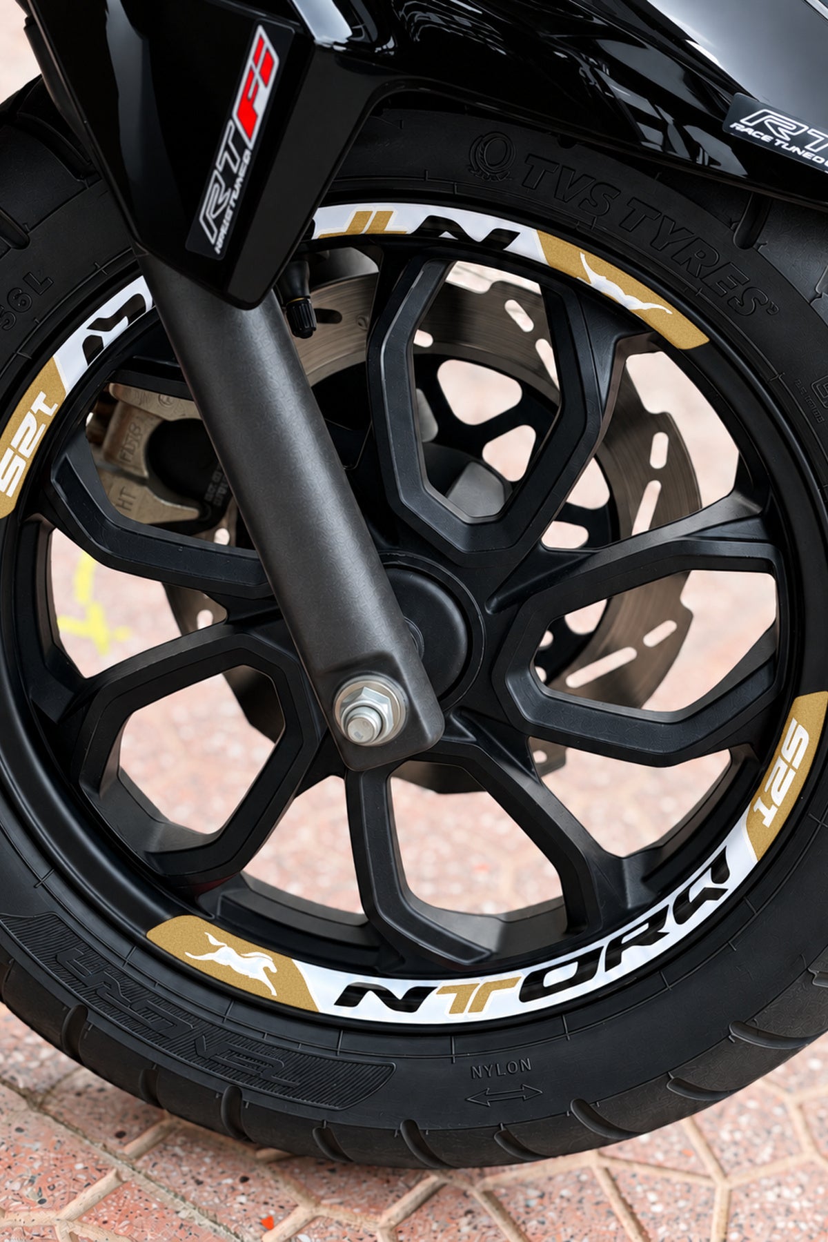TVS Ntorq 125 için Baskılı Jant Şeridi Sticker Seti (Ön-Arka Tam Yeterli)