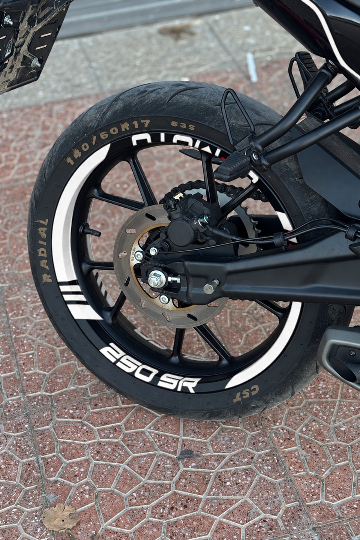 CFMOTO 250 SR için Yazılı Kalın Kesikli Jant Şeridi Sticker Seti (16 Parça) (1 Set 1 Motora Yeterlidir)