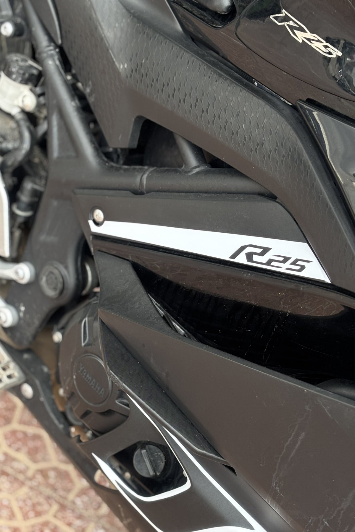 Yamaha R25 için Yan Parça için R25 Yazılı Detay Parça Sticker (2019-2024 arası Uyumludur)