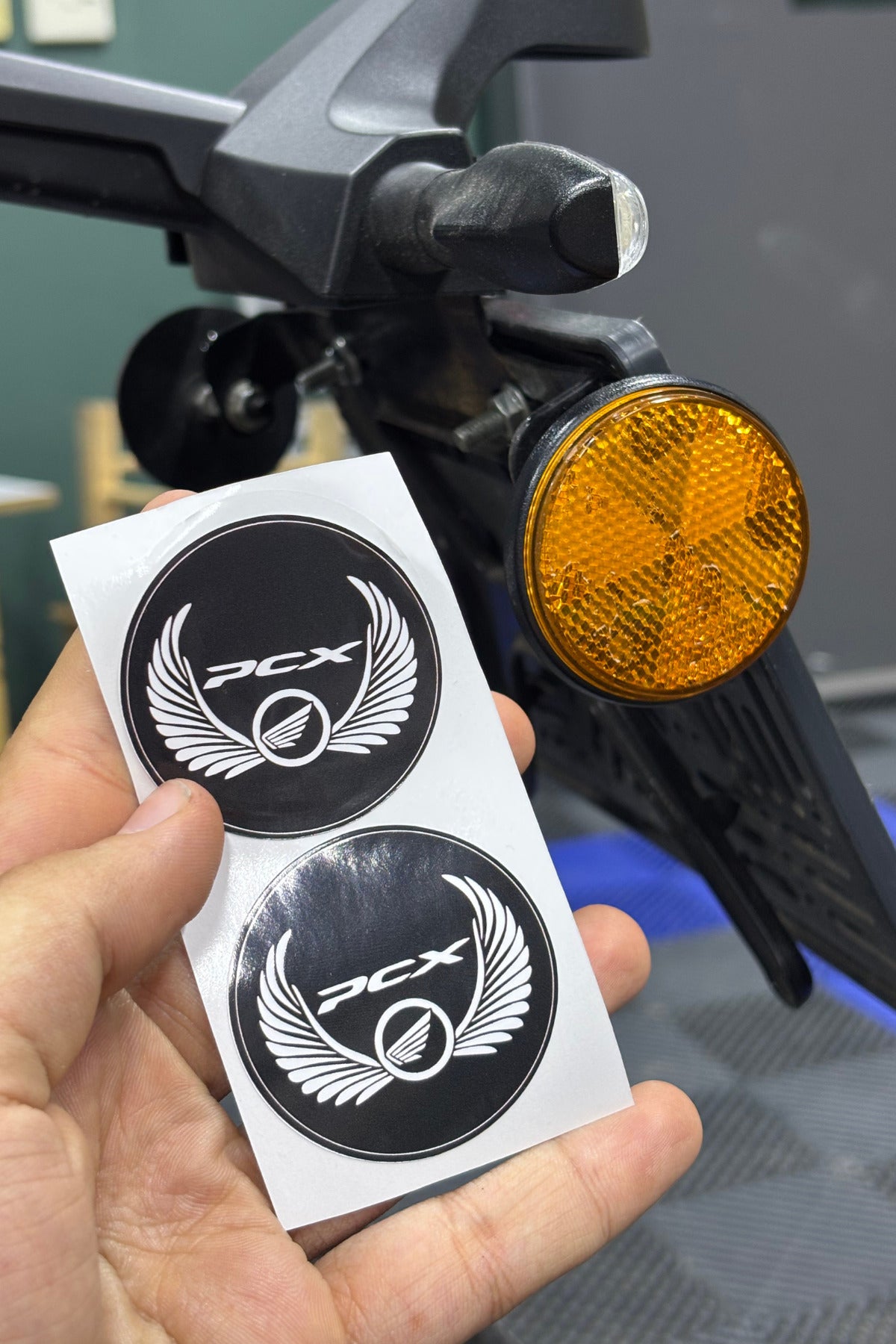 Honda PCX Kedigözü Reflektörü için 5CMx5CM Yuvarlak Sticker Seti (2 Adet)