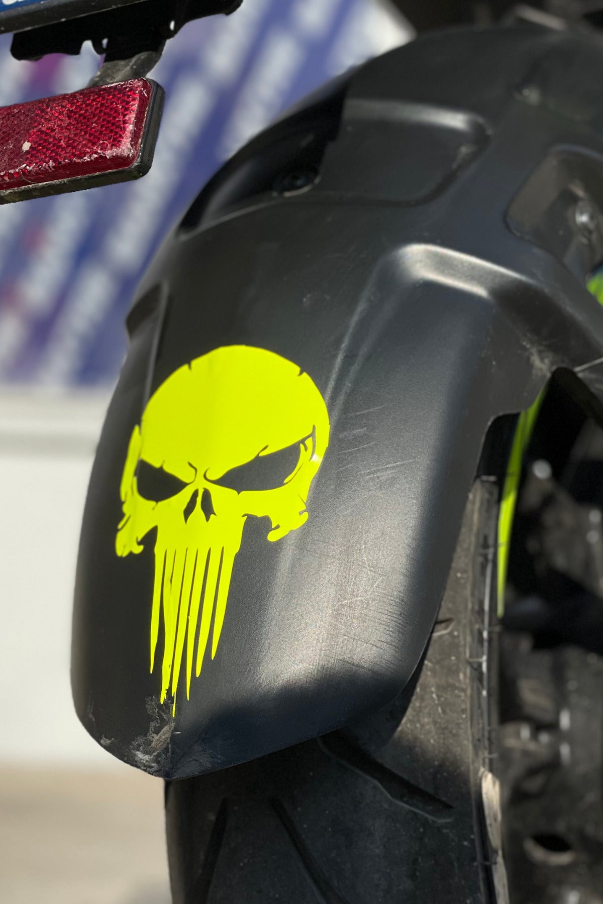 Araba-Kask-Motor için Neon Sarı Punısher Kuru Kafa Sticker Etiket 14CMx9CM (1 Adet)