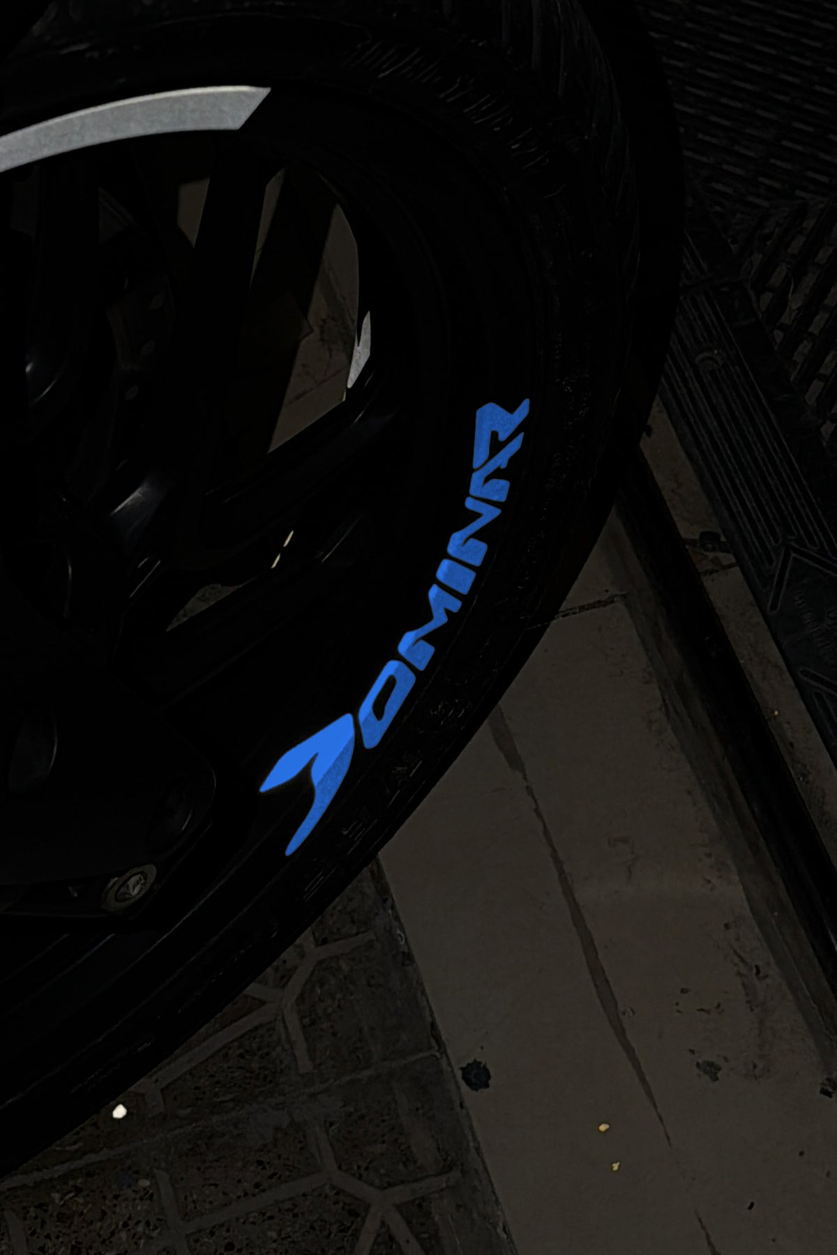 Bajaj Dominar Motosiklet Grubu için Reflektörlü Dominar Jant içi Yazı Sticker (4 Adet)