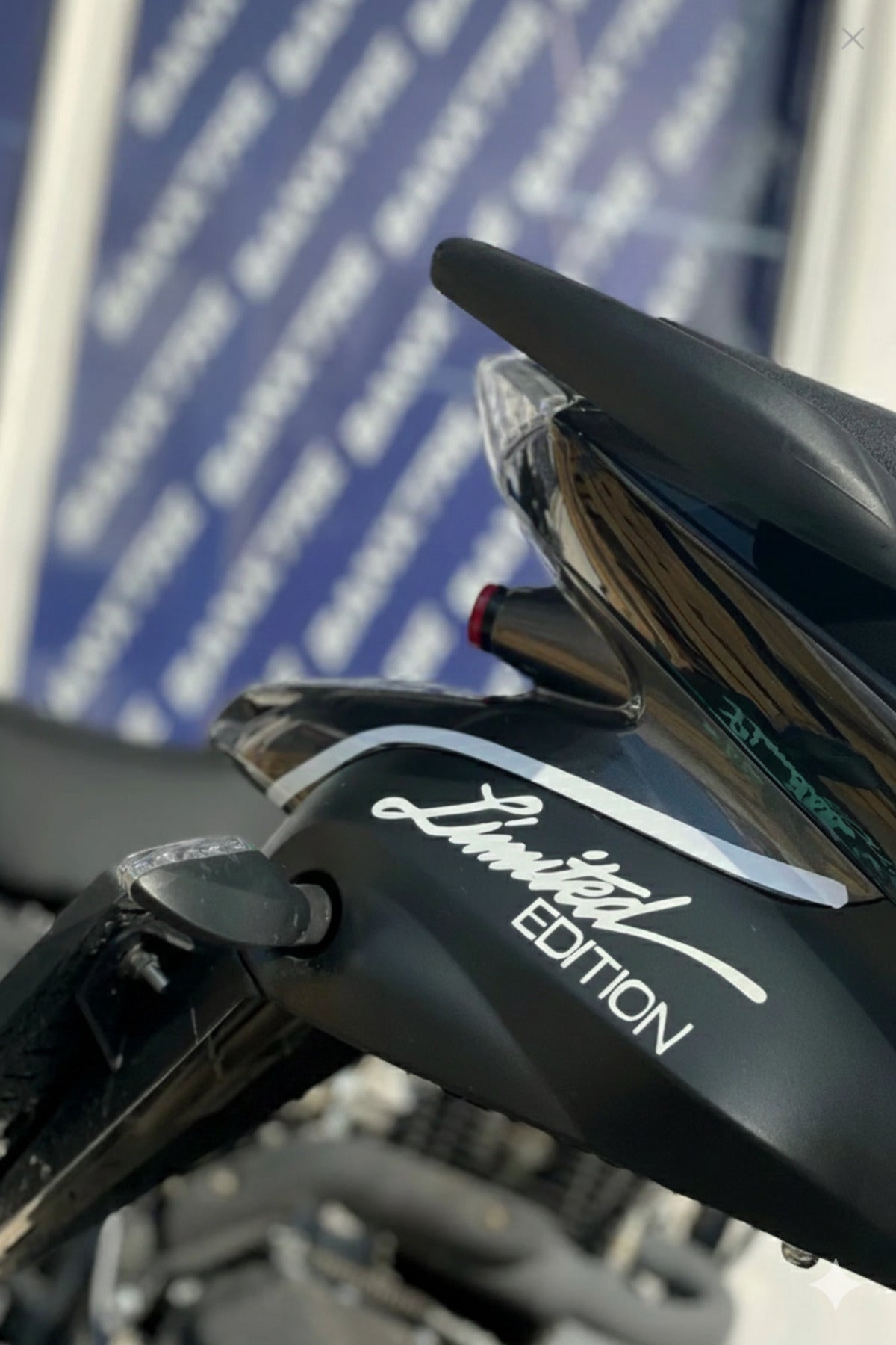 Motor-Araba-Kask için Beyaz Renk Limited Edition Sticker Etiket (1 Adet)