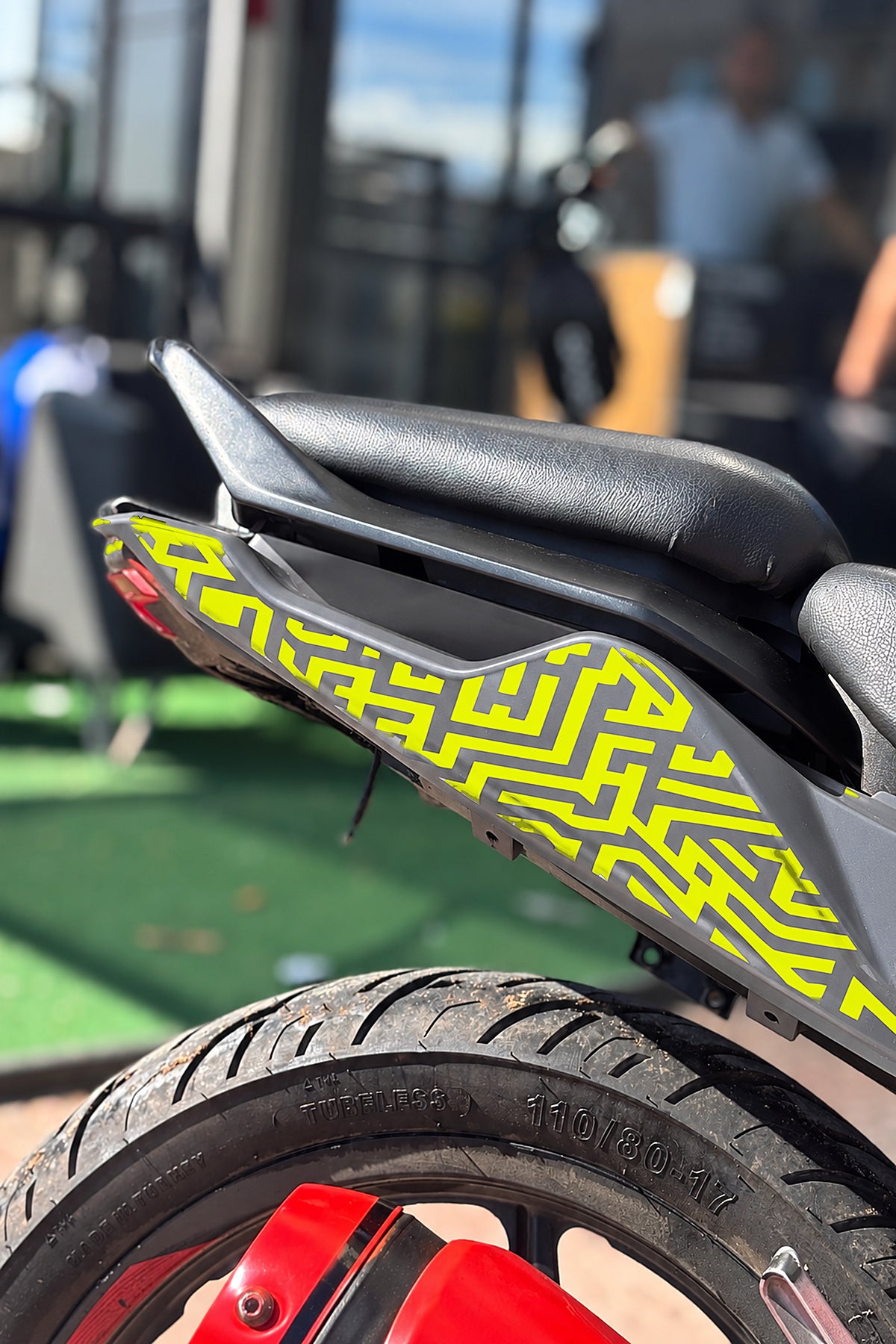 TVS Raider 125 için Labirent Desenli Sele Altı Kaplama Sticker Etiket (Sağ ve Sol )