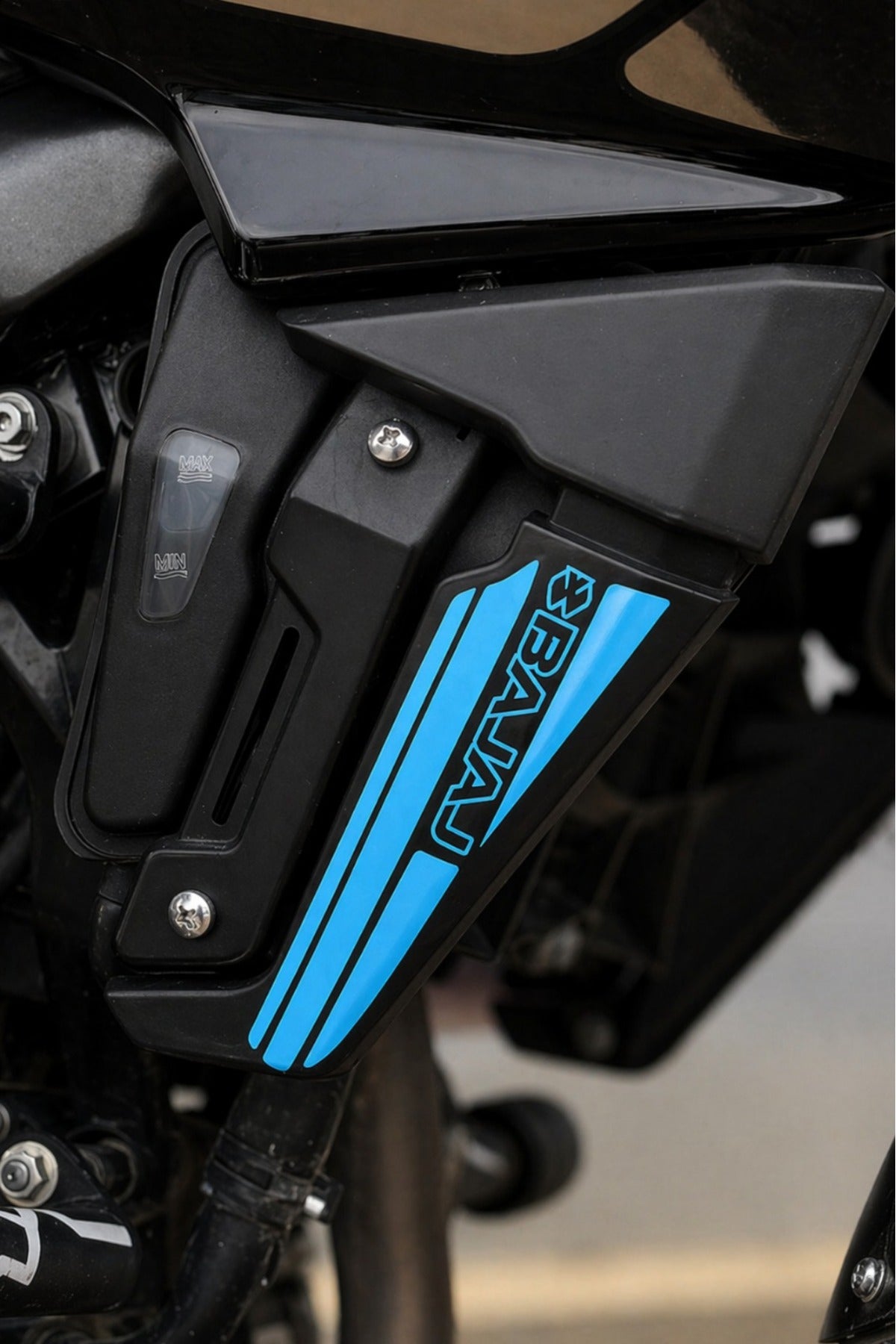 Bajaj Pulsar NS200 için Yan Radyatör Kapakları için Bajaj Yazılı Sticker (Sağ ve Sol)