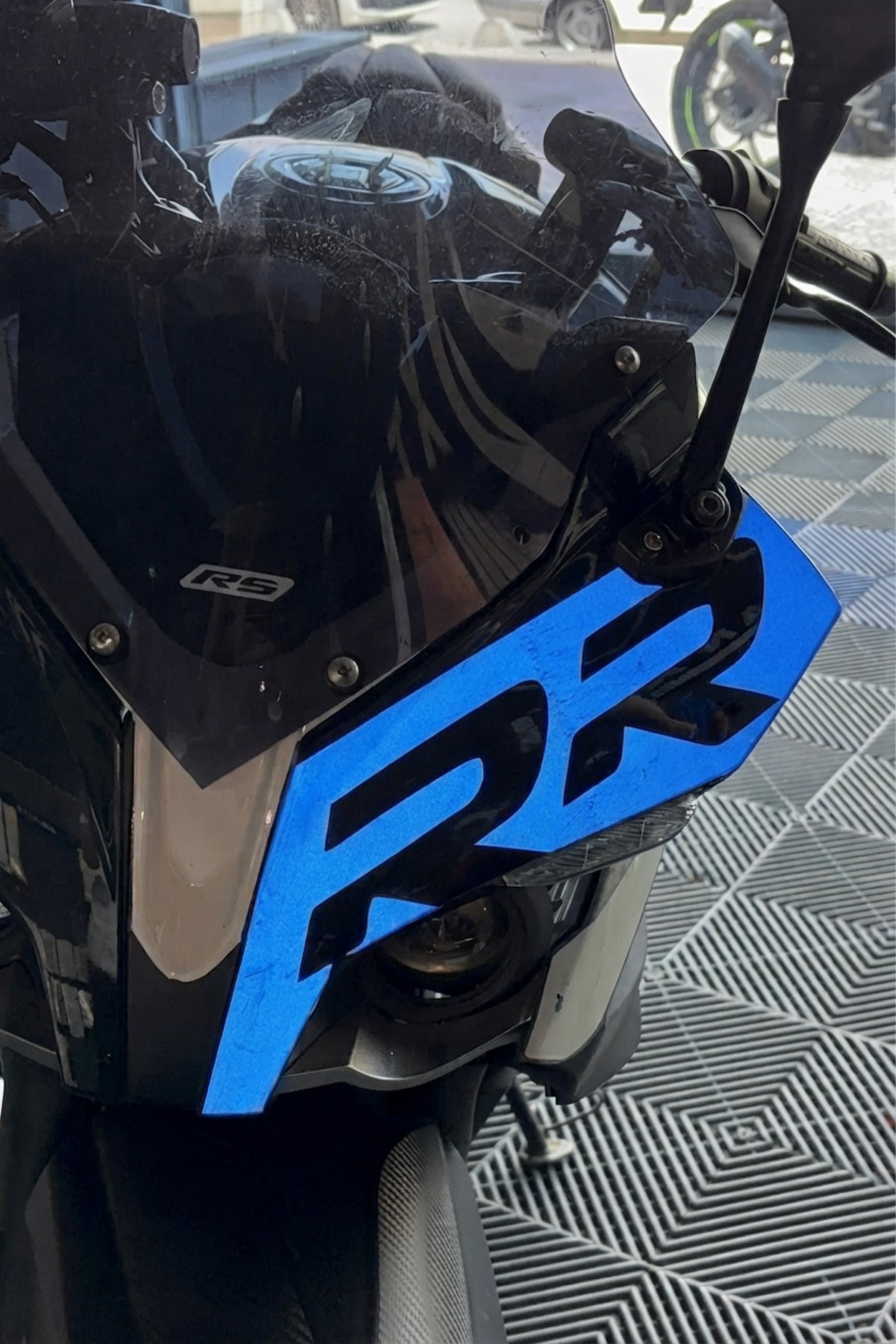 Bajaj Pulsar RS 200 için Reflektörlü RR Kafa Detay Sticker (Sadece 1 Adet)