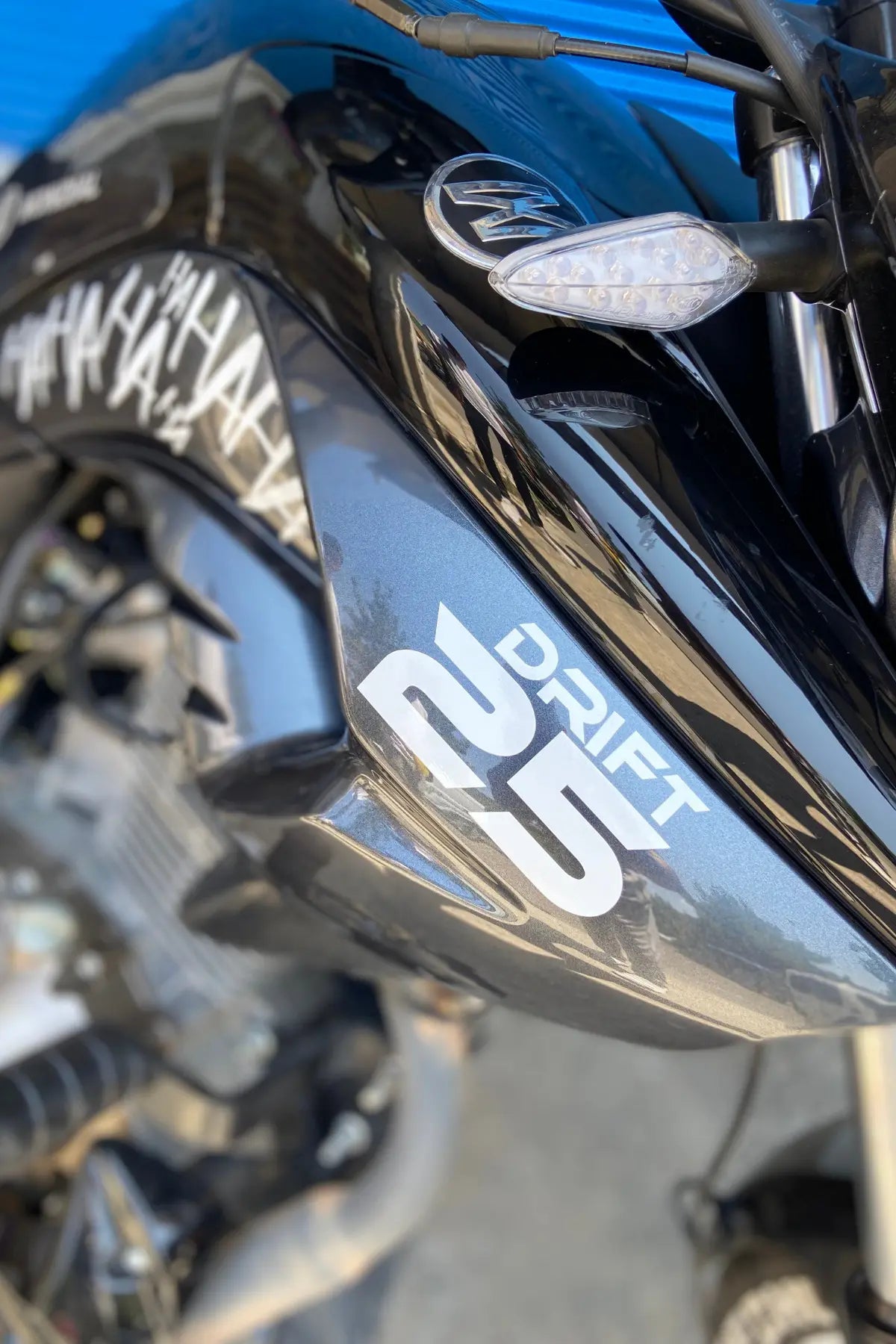 Motor için Dekoratif Sticker Drift 25 Logo Beyaz Renk Etiket