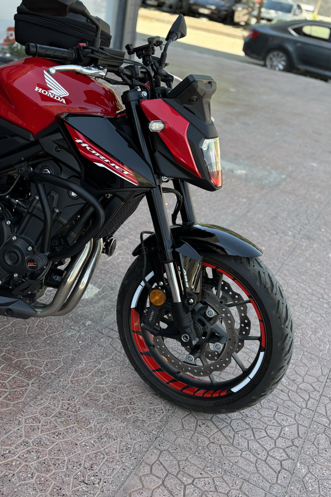 Honda Hornet Grubu için Reflektörlü Kırmızı Beyaz Jant Şeridi Sticker Seti