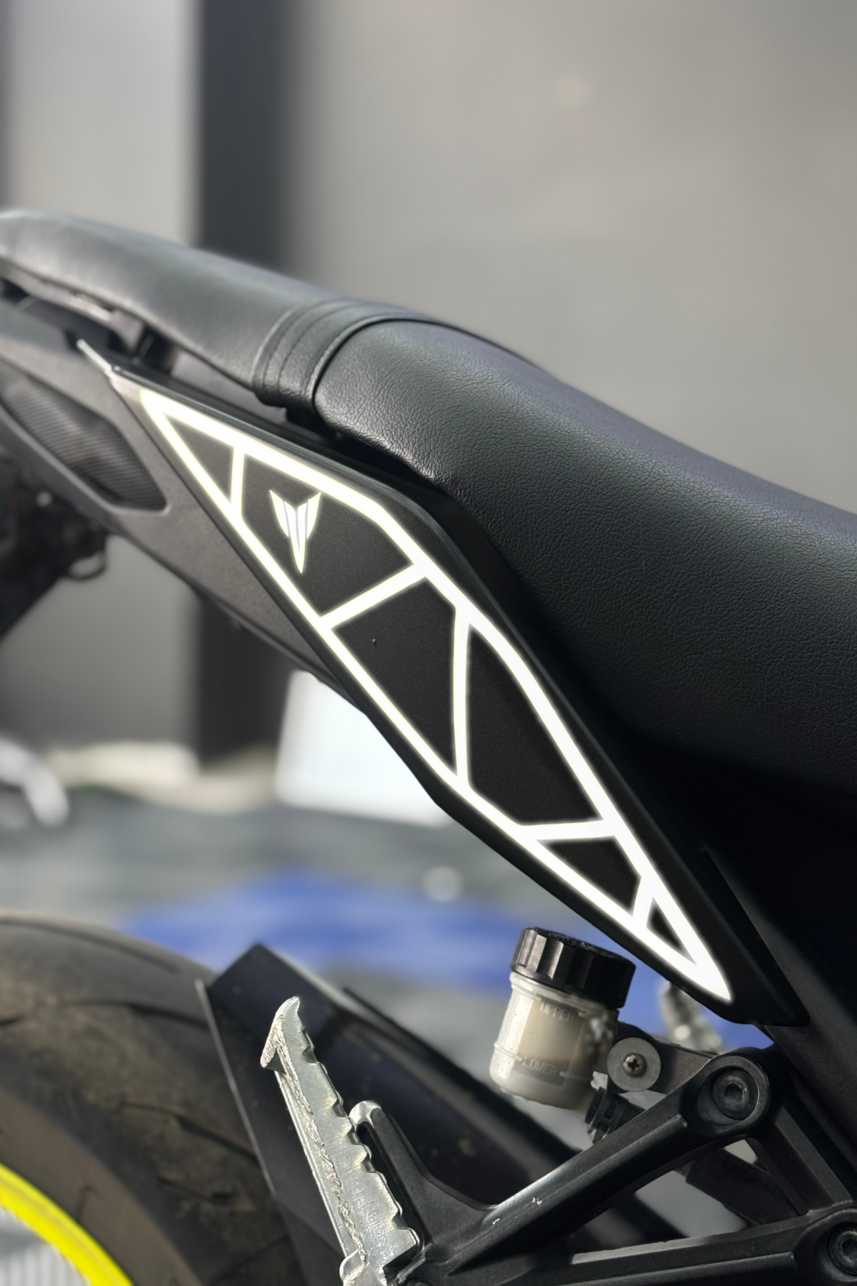 Yamaha MT-09 için Arka Sele Yanları Uyumlu Sticker Seti Sağ Sol (2018-2020)