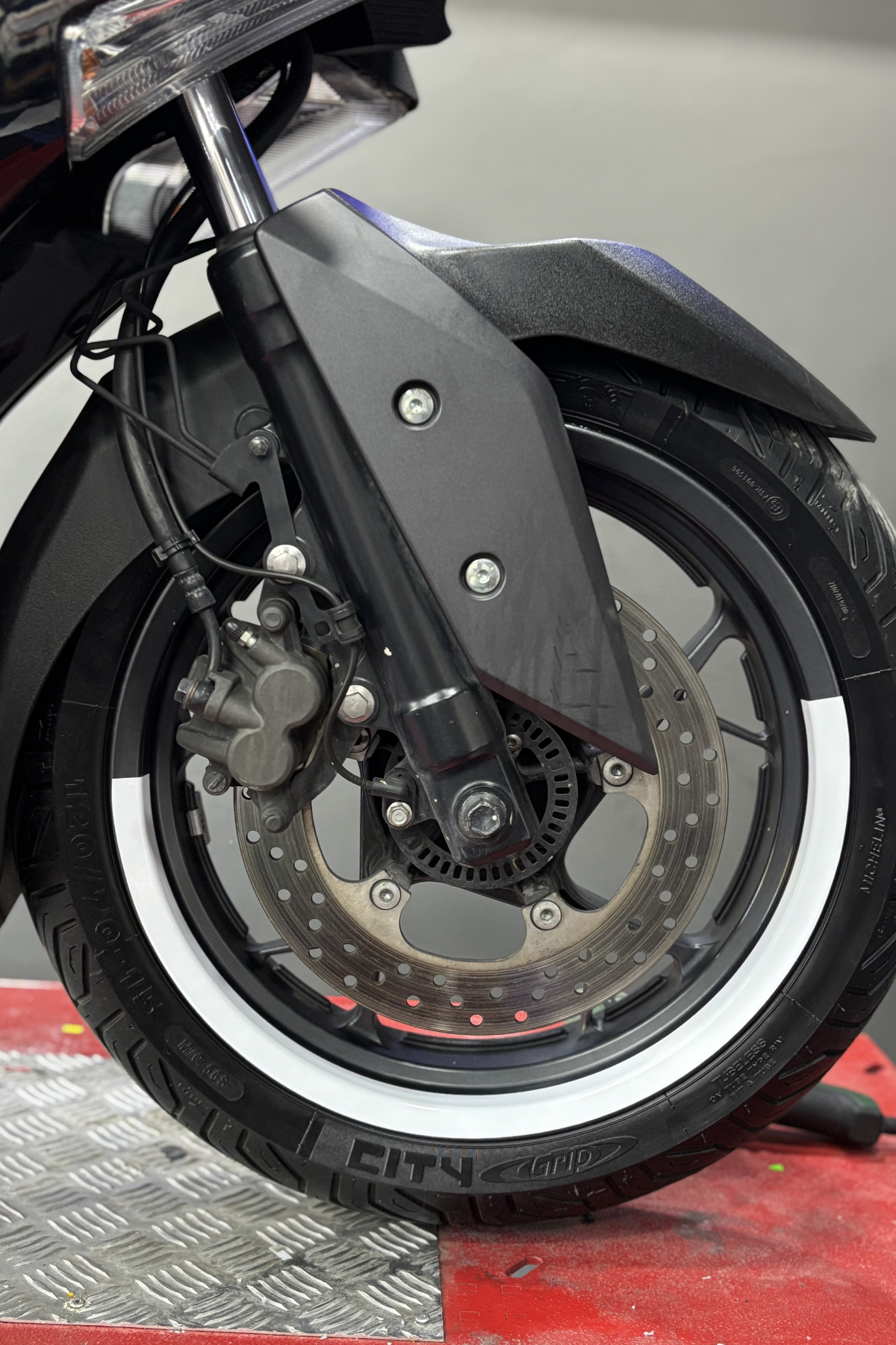 Yamaha Xmax 15 Inch Jantlara Uyumlu Yarım Beyaz Reflektörlü Jant Şeridi