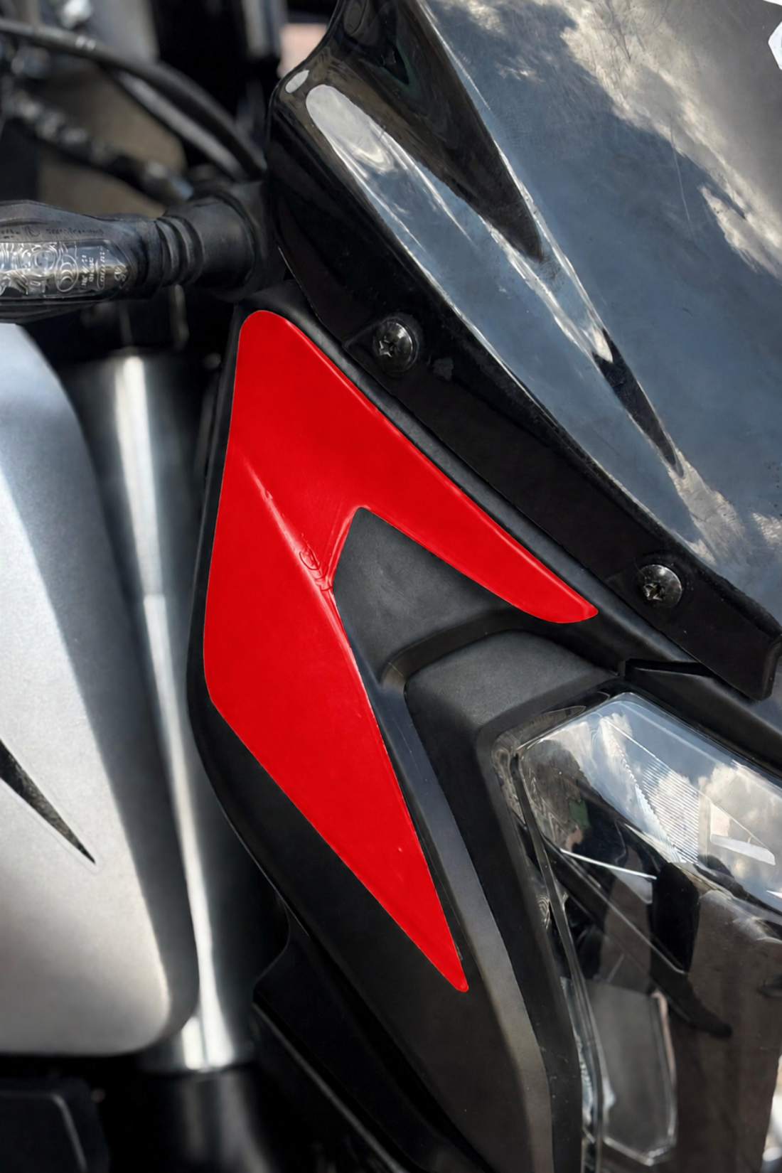 Bajaj Dominar 250-400 için Kafa Detay Sticker (Sağ ve Sol) (Orijinal Kalıp)