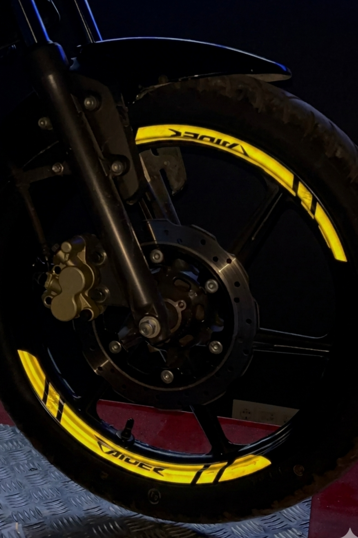 TVS Raider 125 için Reflektörlü Jant Şeridi 8 Parça Sticker Seti