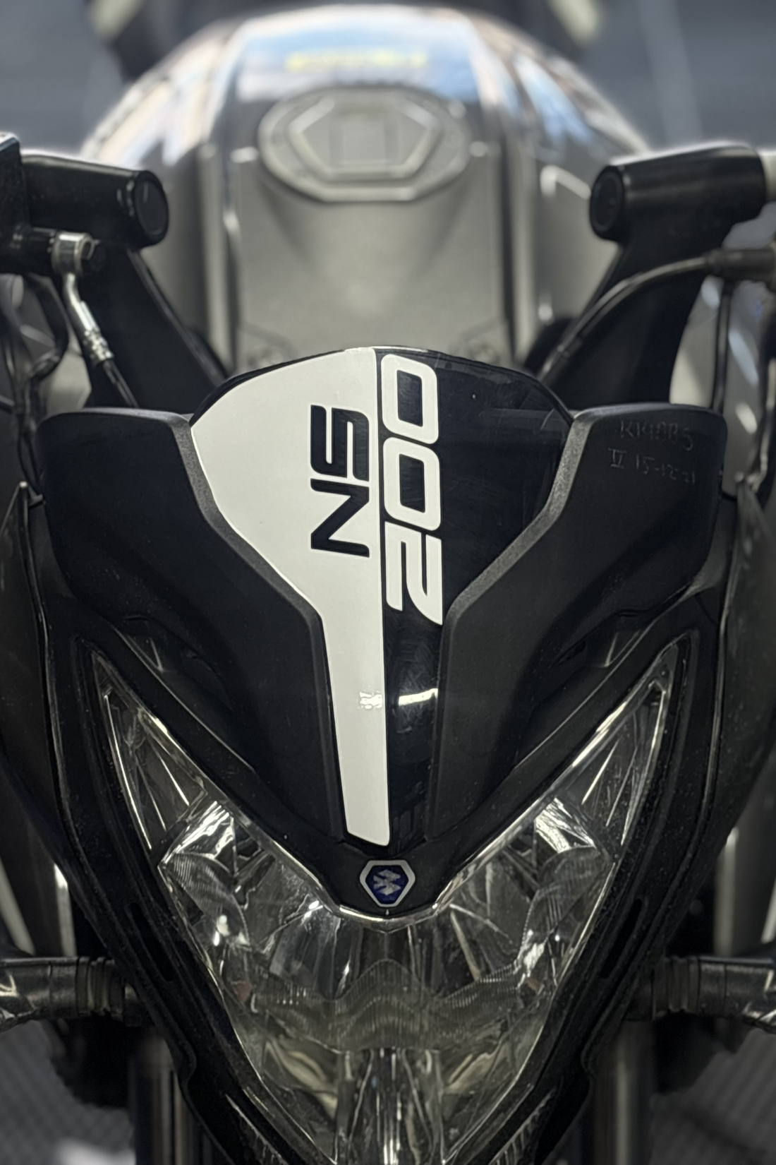 Bajaj Pulsar NS200 için Beyaz Renk Kafa Detay Sticker Seti