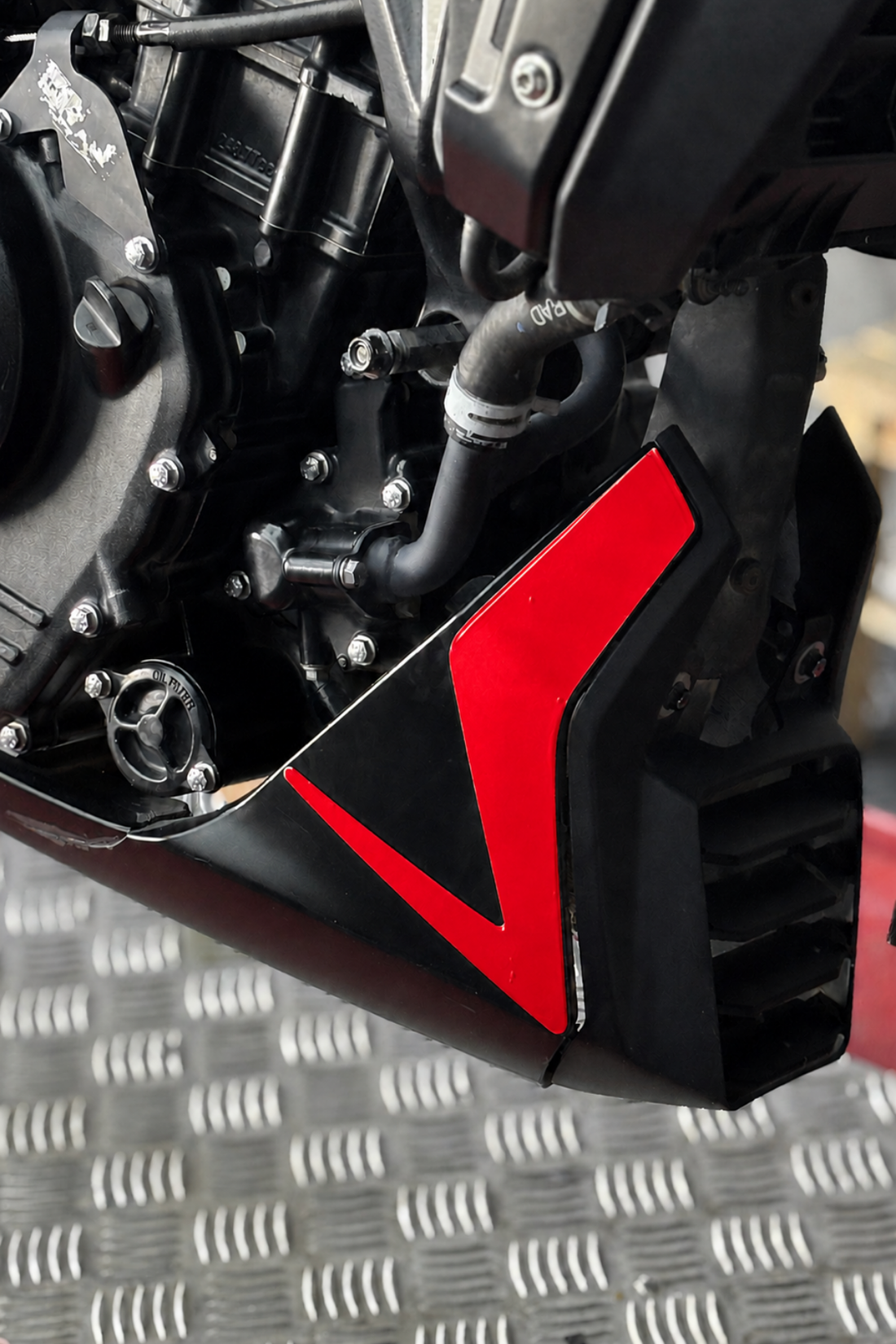 Bajaj Dominar 250-400 için Alt Sakal Detay Sticker Orijinal Kalıp