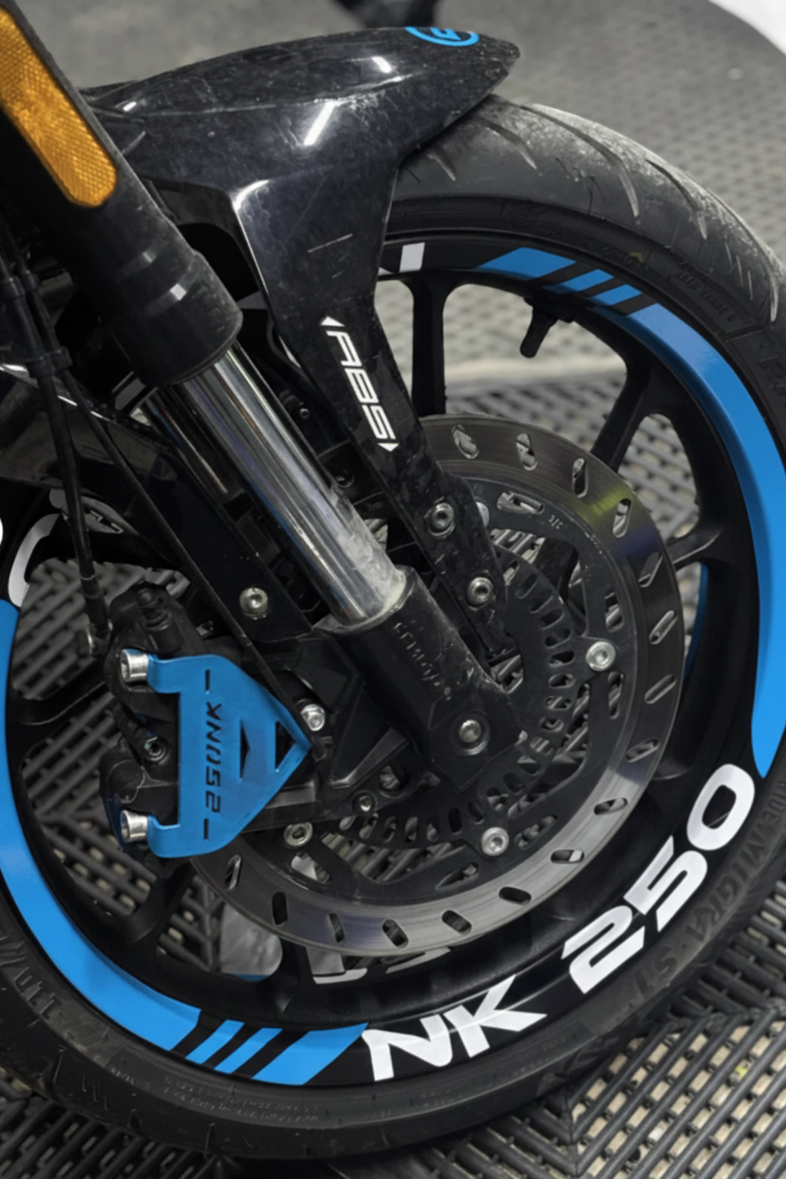 CFMOTO NK250 için Mavi Renk Kesikli Kalın Yazılı Beyaz Jant Şeridi seti (16 Parça)