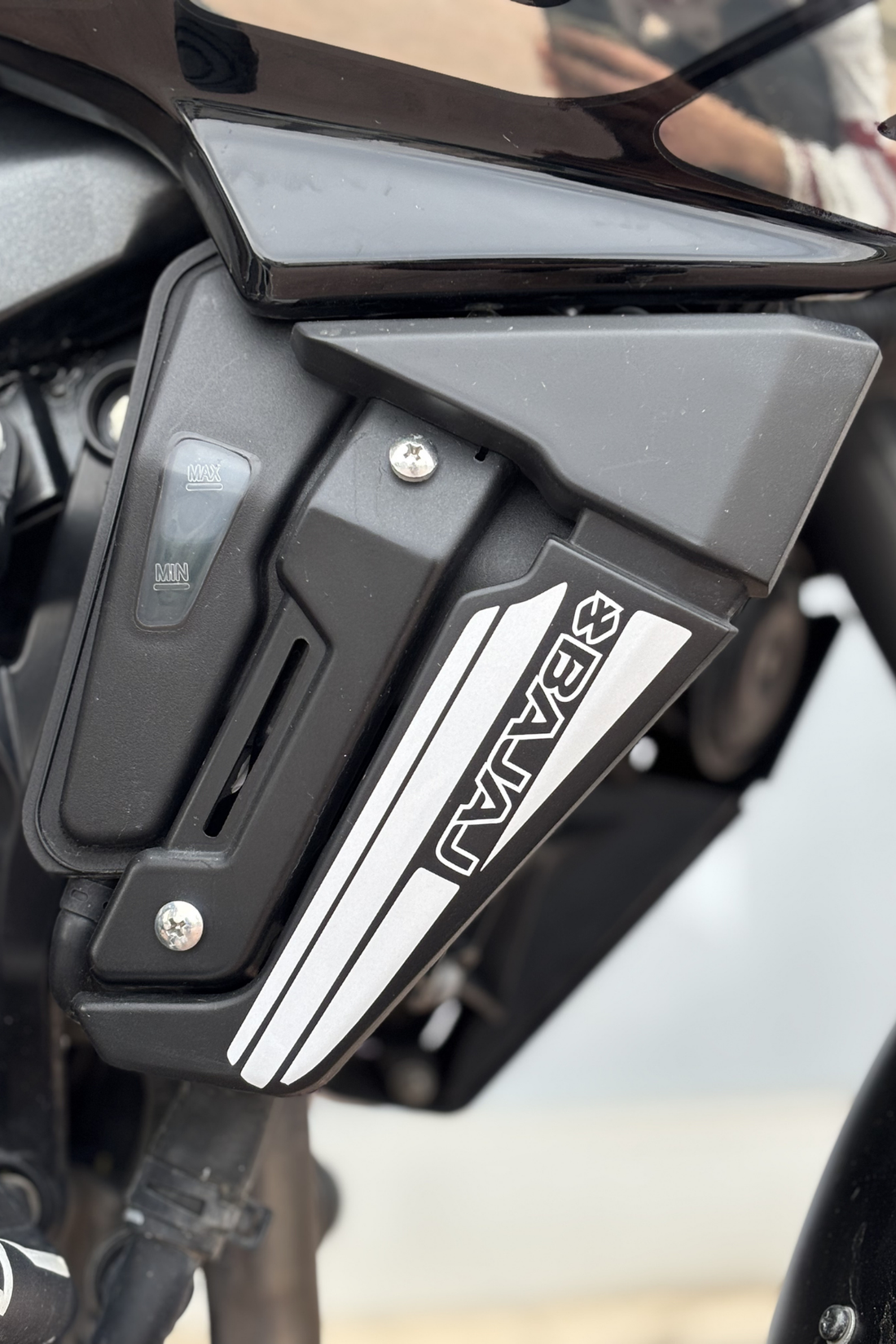 Bajaj Pulsar NS200 için Bajaj Yazılı Yan Radyatör Kapakları için Sticker Etiket (Sağ ve Sol)