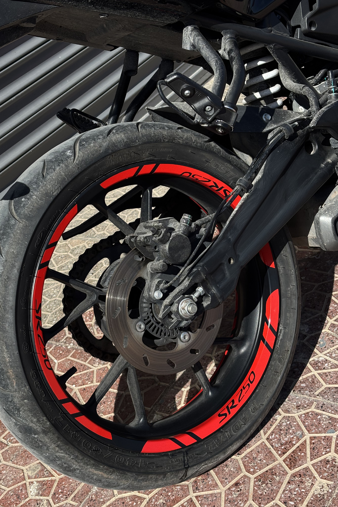 CFMOTO 250SR için Kırmızı Renk 12 Parça Jant Şeridi Sticker Seti