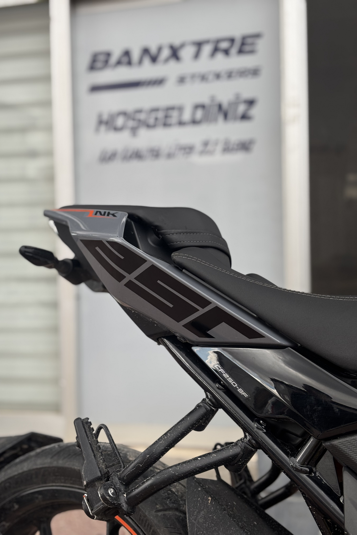CFMOTO NK250 için Siyah Renk Sele Altı 250 Yazıları Sticker