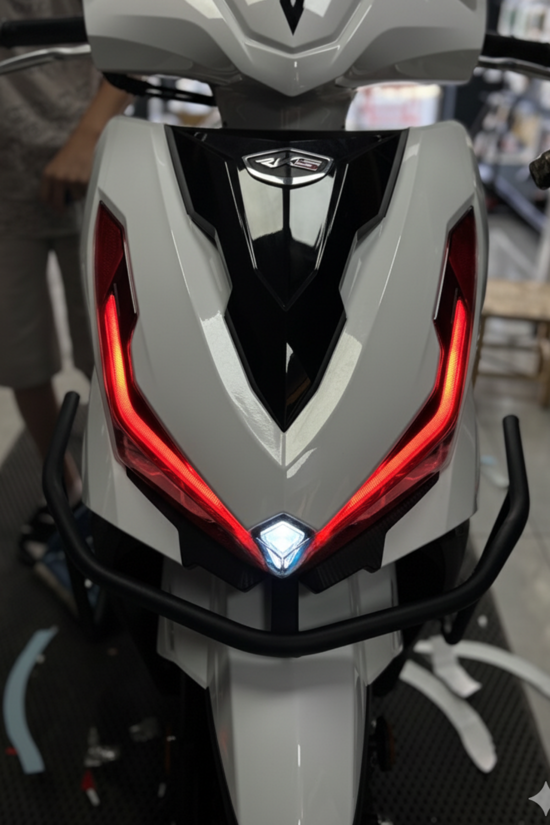 RKS VRS 125 Scooter için Kırmızı Renk Far Filmi Sticker