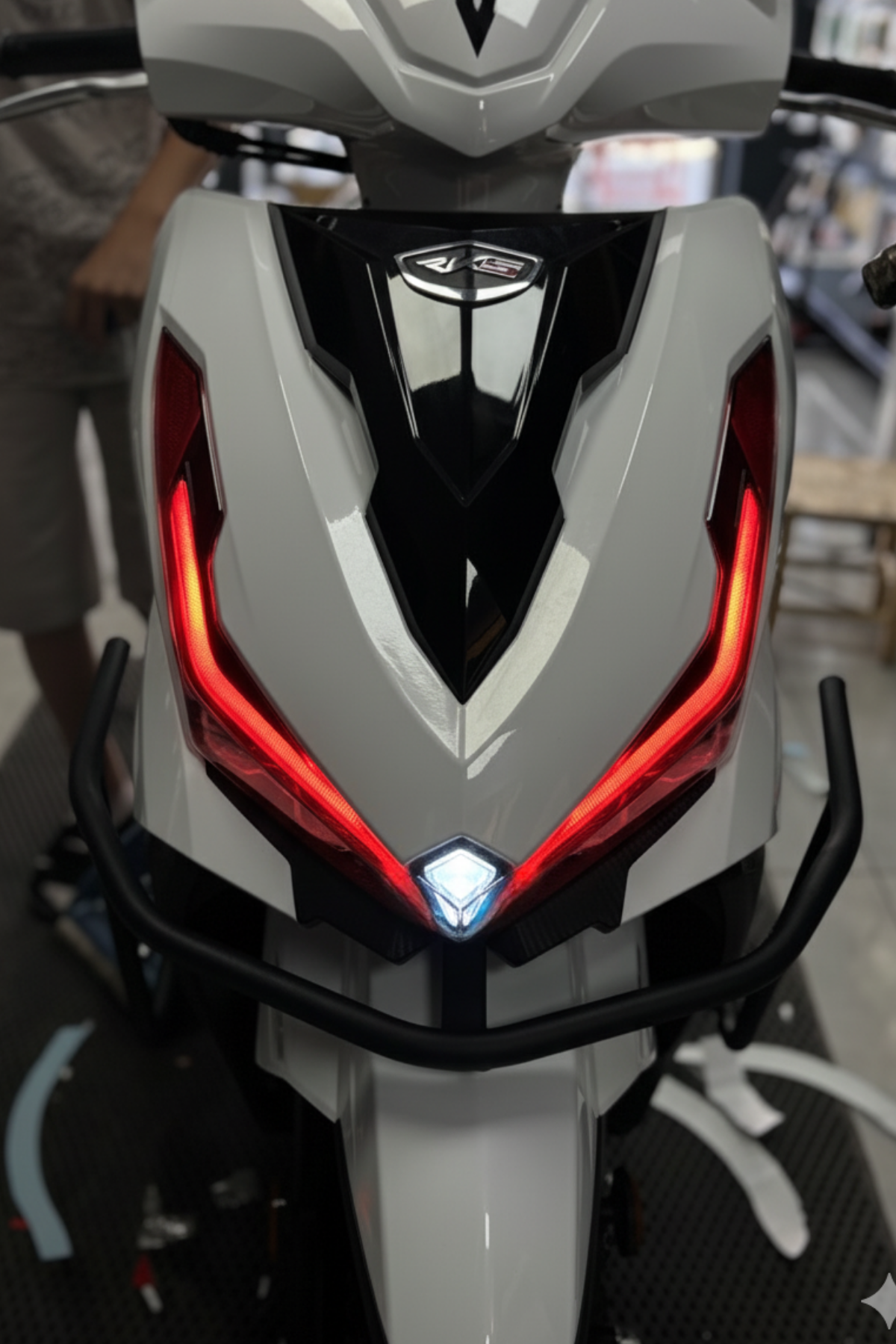 RKS VRS 125 Scooter için Kırmızı Renk Far Filmi Sticker