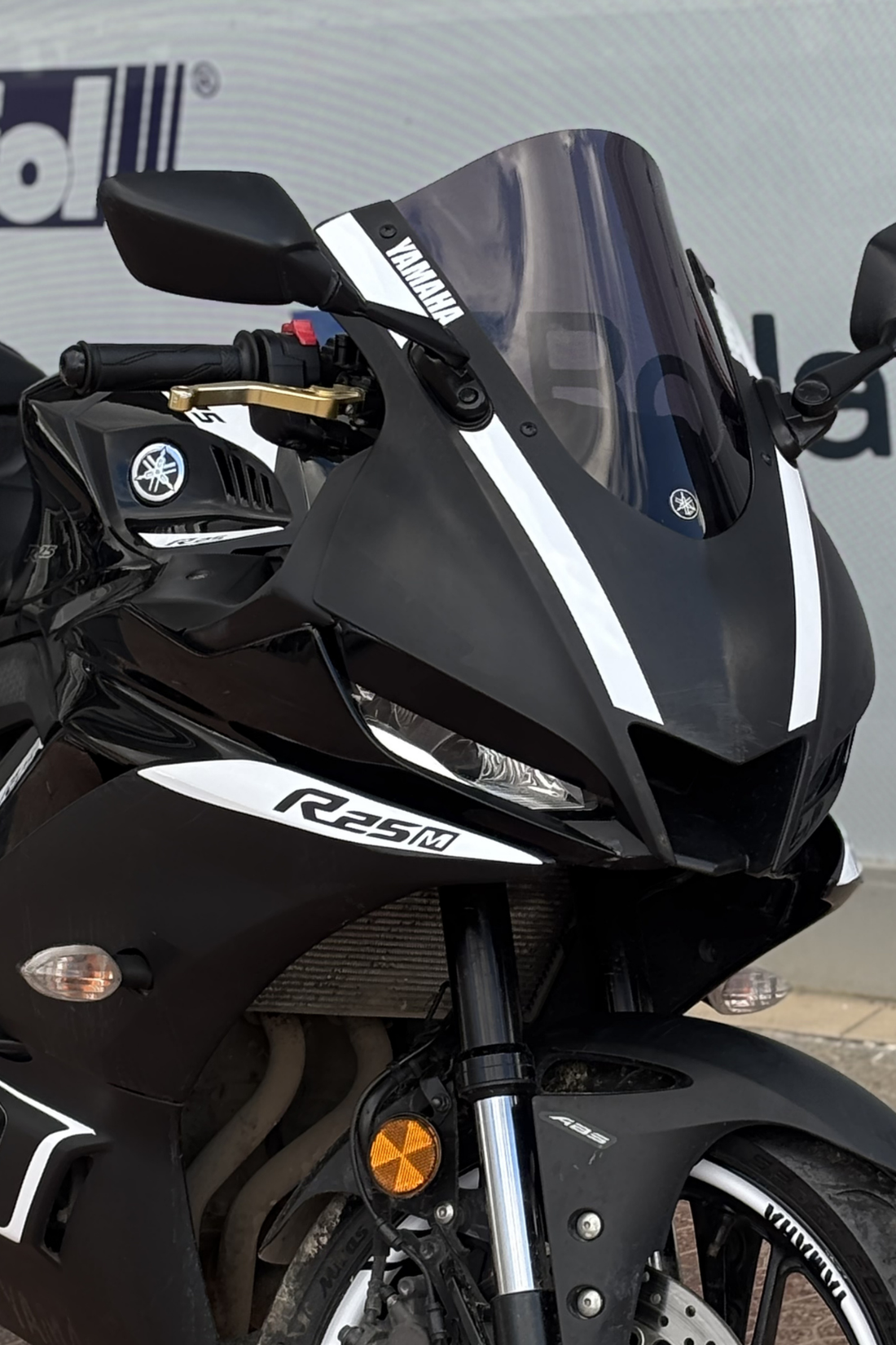 Yamaha R25 için Far Kısaltma Sticker Etiket (Sağ ve Sol) (2019-2024)