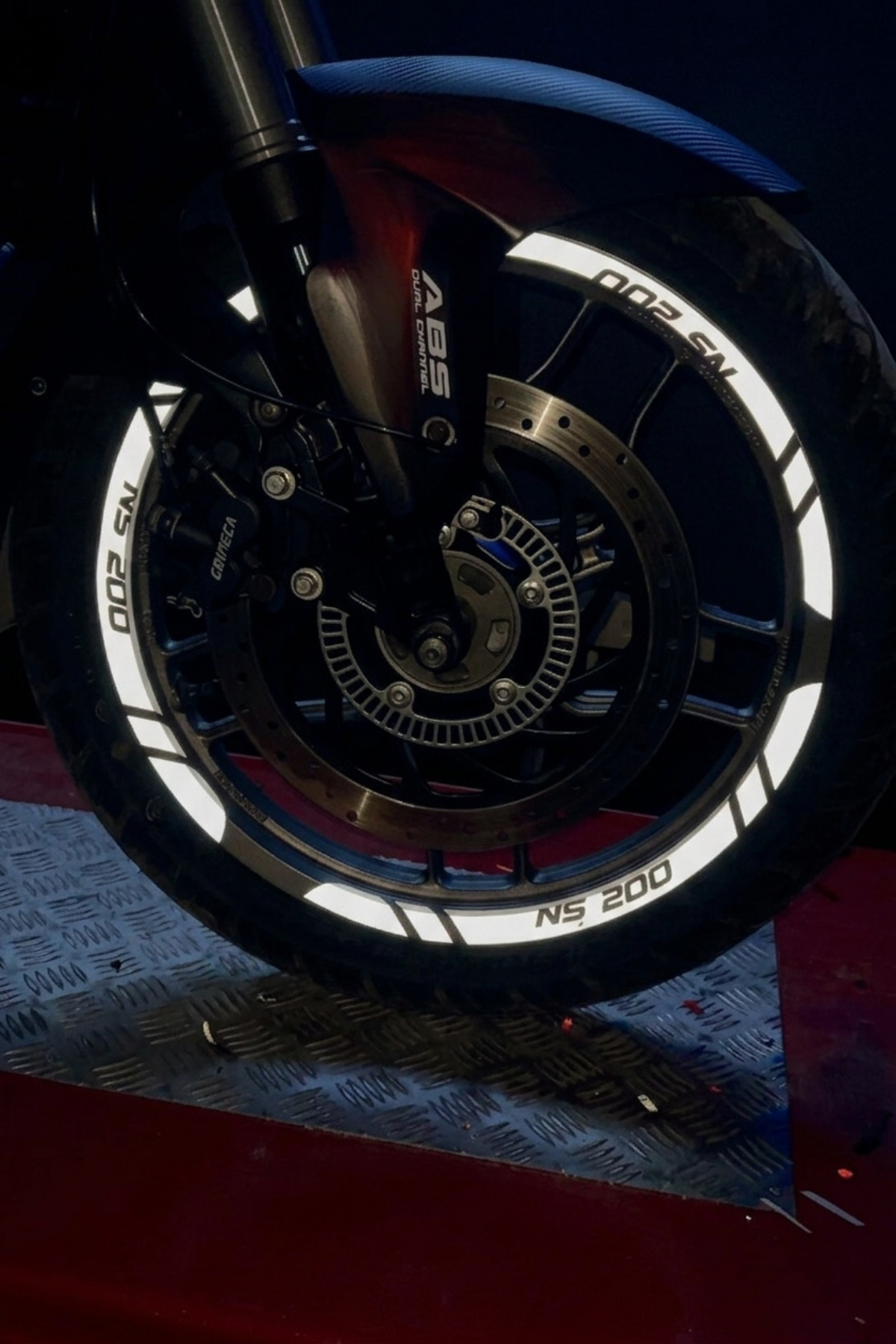 Bajaj Pulsar NS200 için Reflektörlü 12 Parça Sticker Jant Şeridi