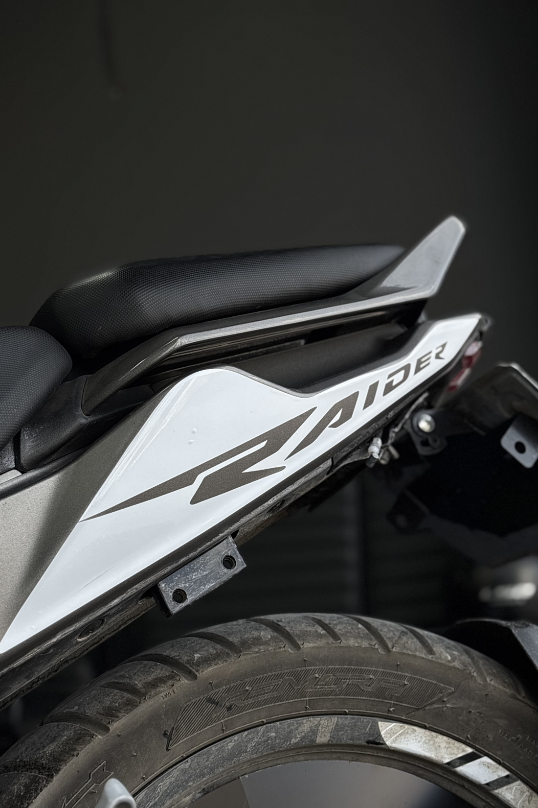 TVS Raider 125 için Beyaz Renk Raider Yazılı Arka Sele Altı Parçalar için Kaplama Sticker(Sağ ve Sol)