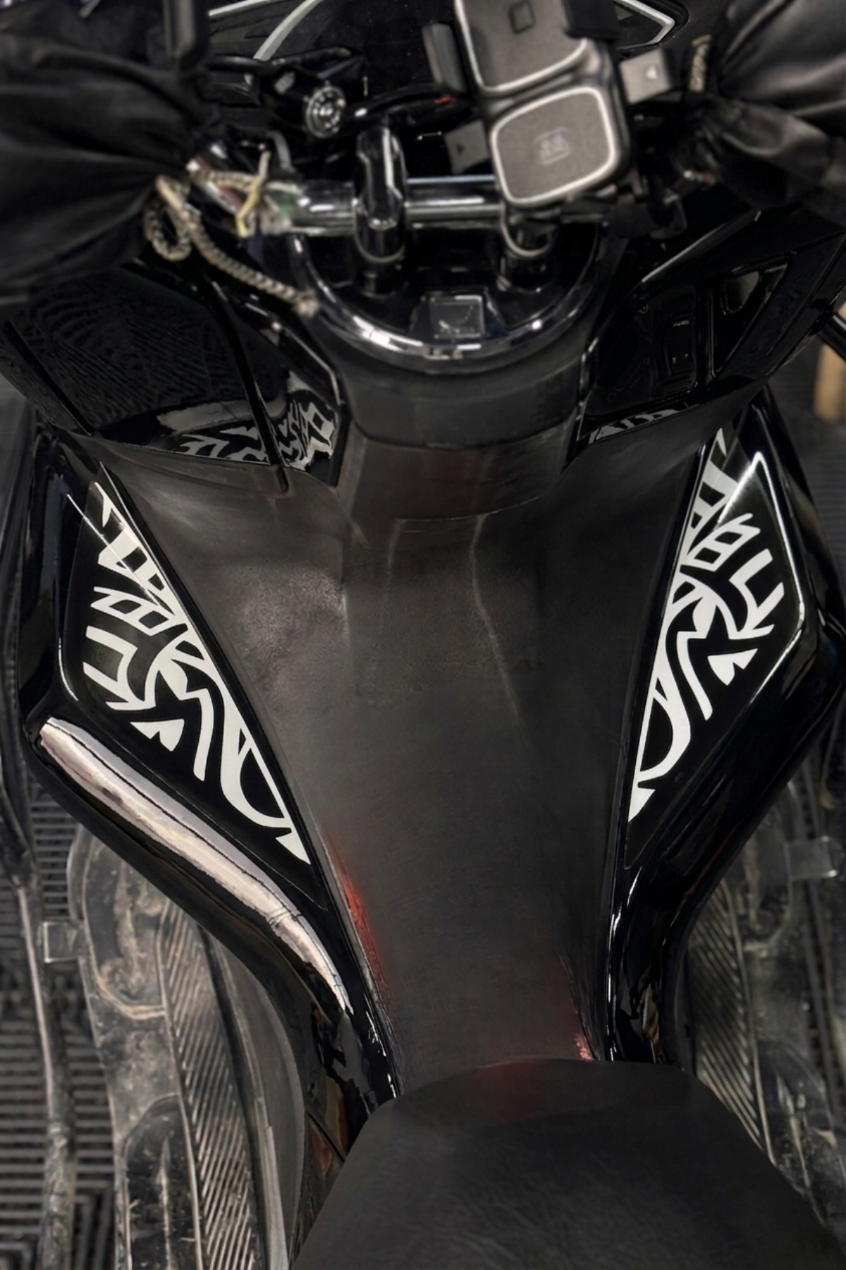 HONDA PCX için Depo Yanlarına Uygun Tribal Desen Sticker Seti (Sağ ve Sol)