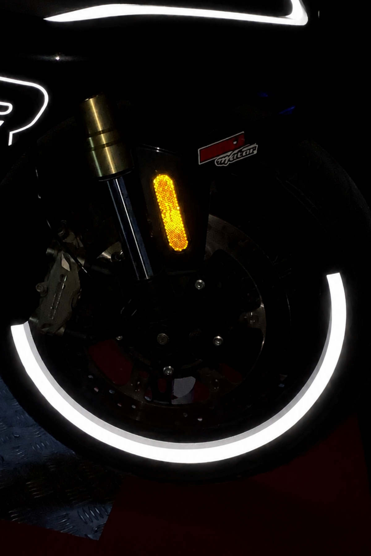 Motosiklet için 17 Inch Jantlara Uyumlu Reflektörlü Mavi Yarım Jant Şeridi (4 Parça)