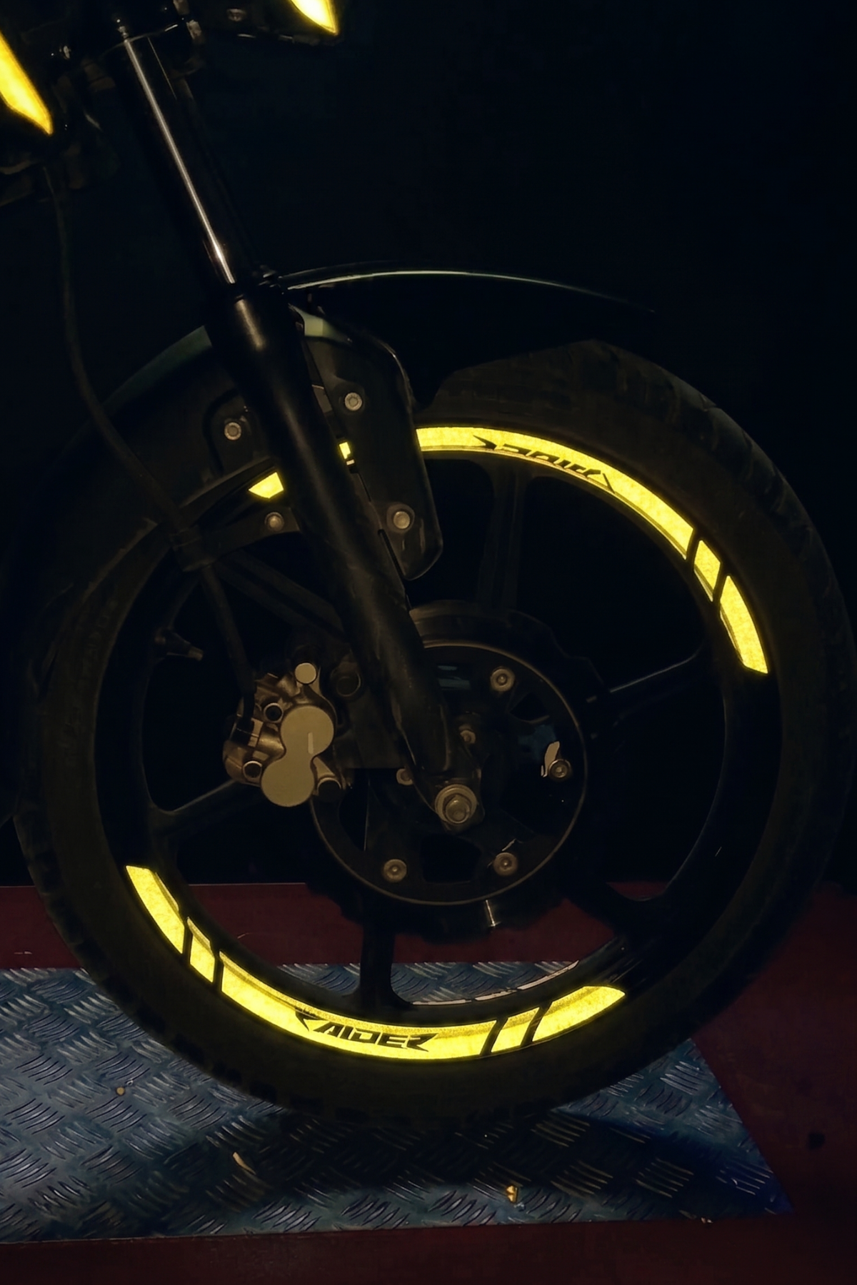 TVS Raider için Reflektörlü 8'Li Raider Yazılı Jant Şeridi (8 Parça)