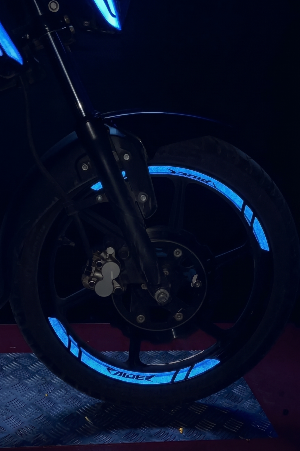 TVS Raider için Reflektörlü 8'Li Raider Yazılı Jant Şeridi (8 Parça)