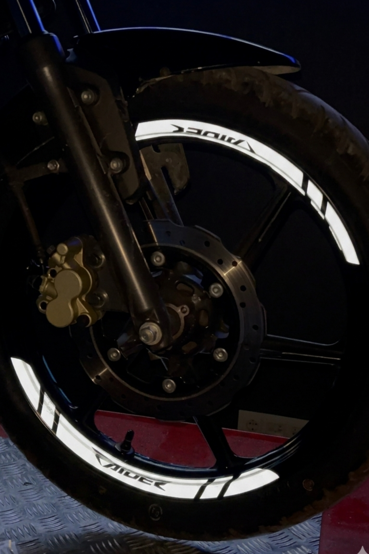 TVS Raider 125 için Reflektörlü Jant Şeridi 8 Parça Sticker Seti