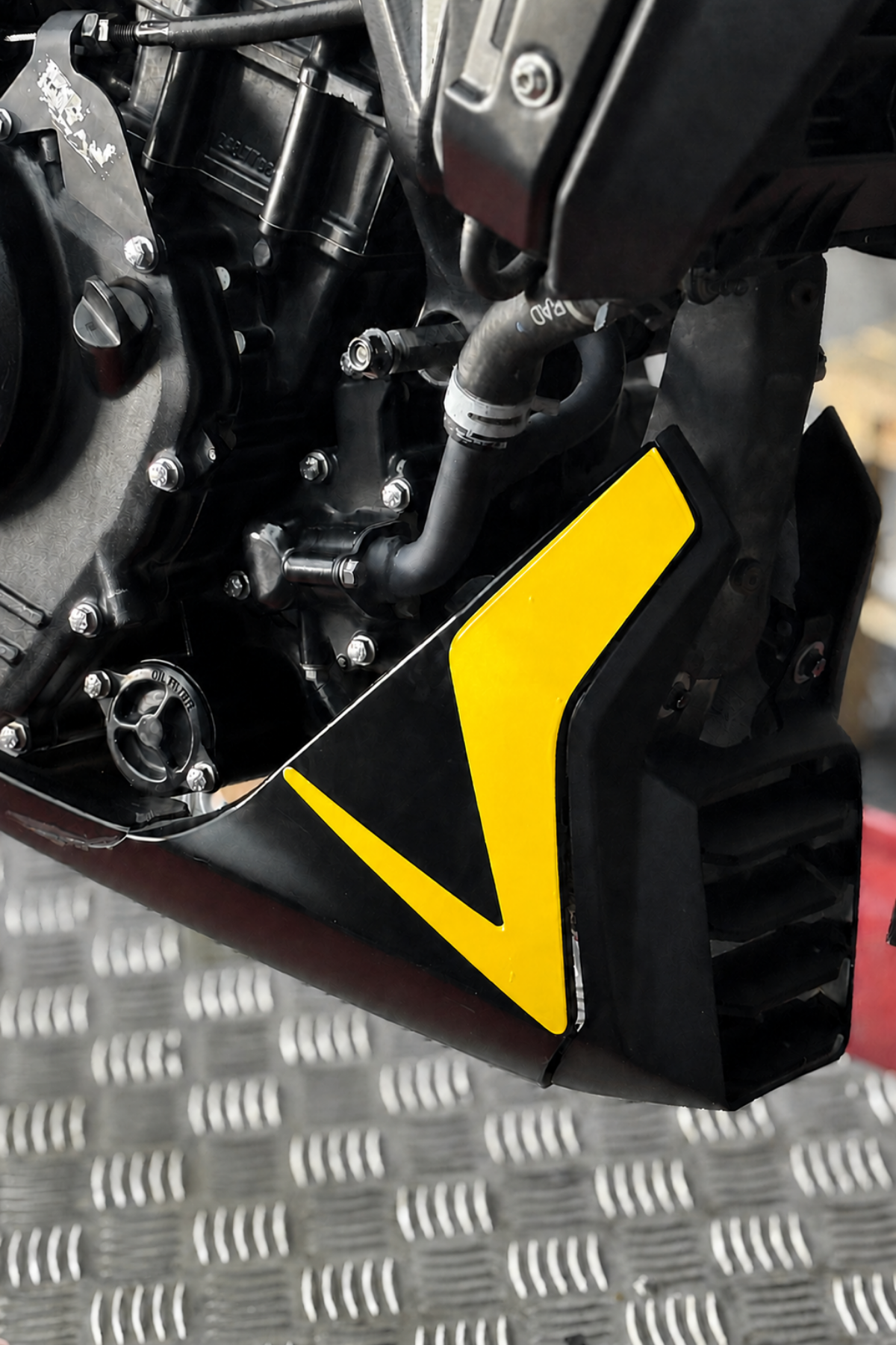 Bajaj Dominar 250-400 için Alt Sakal Detay Sticker Orijinal Kalıp