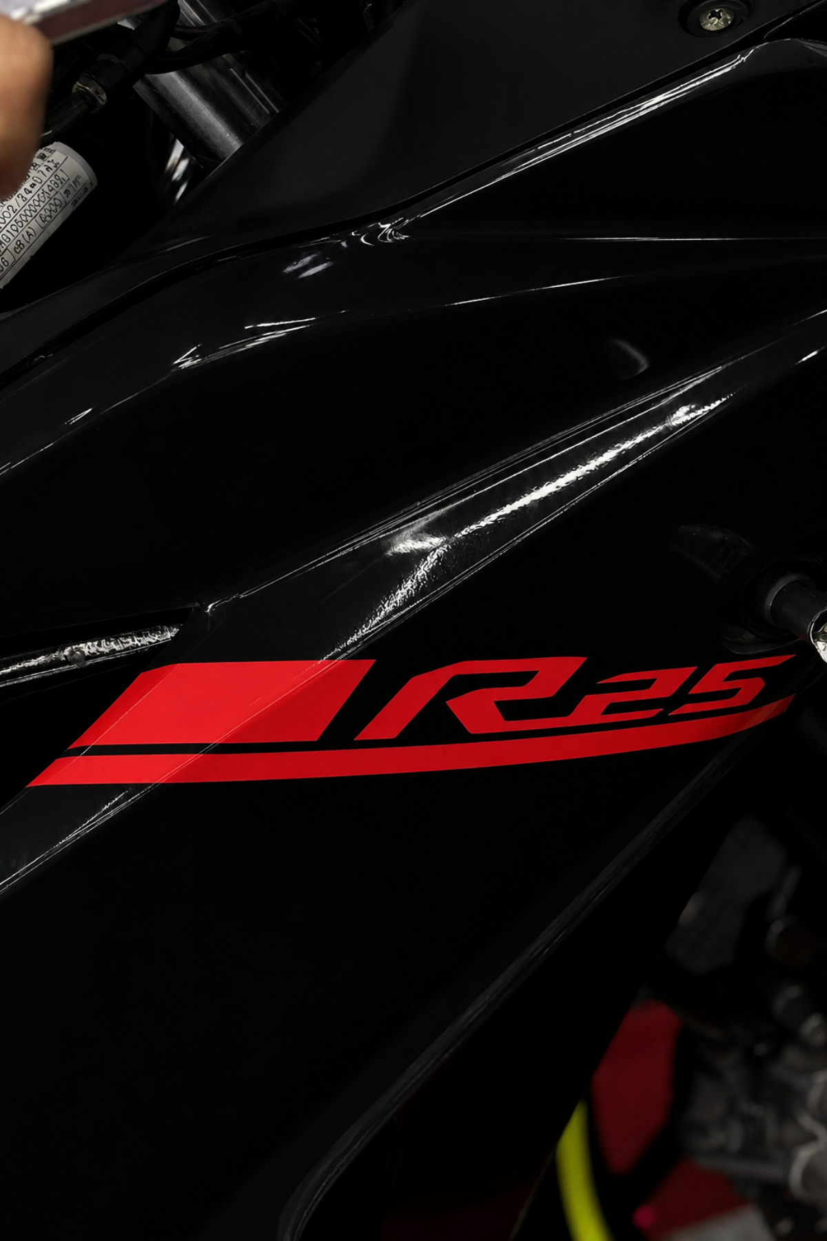 Yamaha R25 için Orijinal Çizikli Sticker (2014-2018)