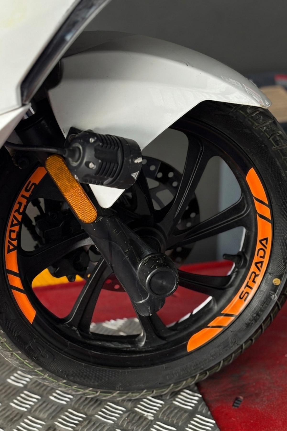 Mondial Strada 125 Scooter için 8 Parça Yazılı Jant Şeridi Sticker Seti